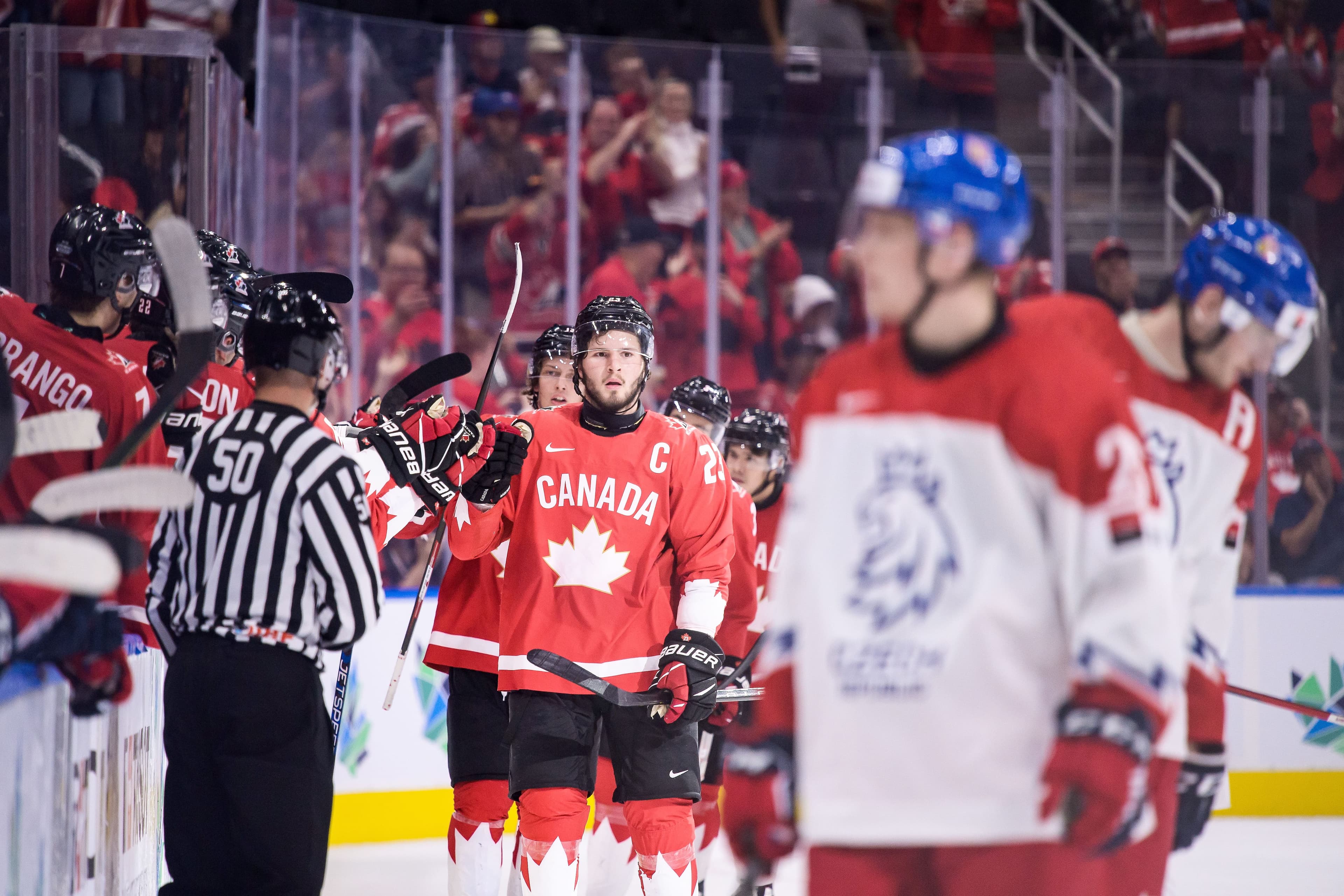 Le capitaine Mason McTavish reçoit les félicitations après avoir porté le pointage 4 à 0.