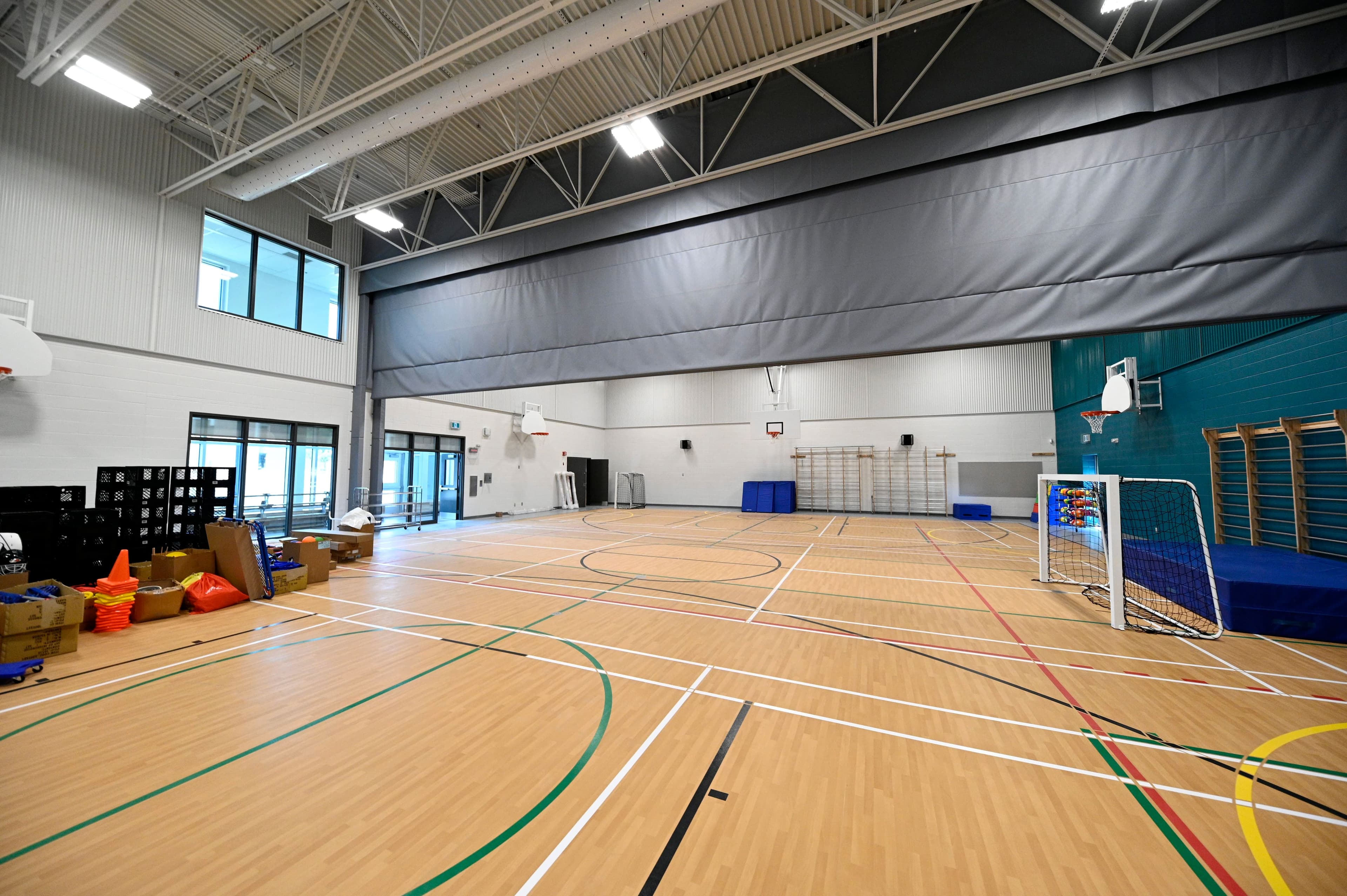 Le gymnase peut être facilement séparé en deux sections.