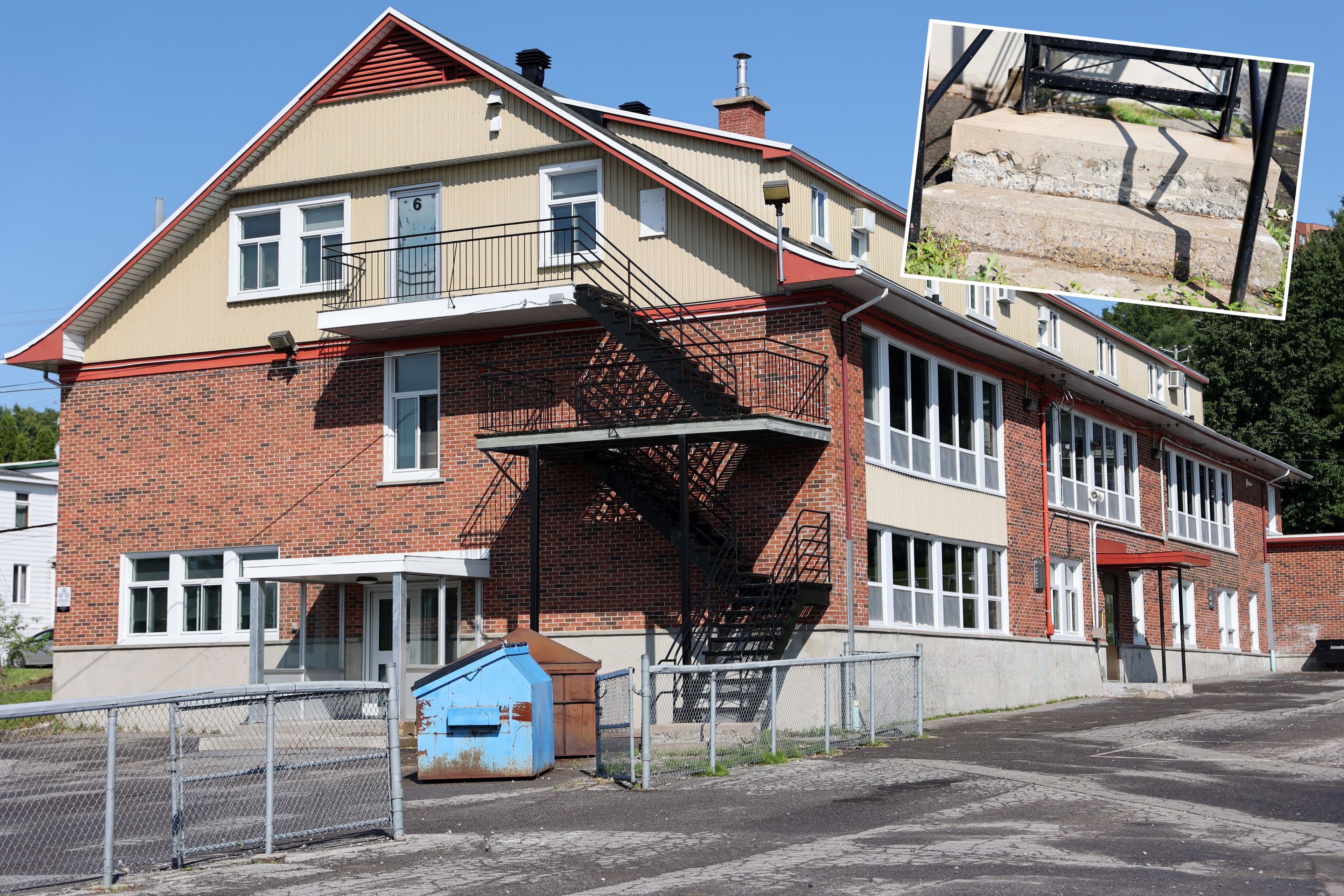 L’école primaire du Bois-joli, à Boischatel, qui fait partie des 65 écoles que compte le centre de services scolaire des Premières-seigneuries, est la seule en mauvais état. En mortaise, la base de l’escalier extérieur de l’école.
