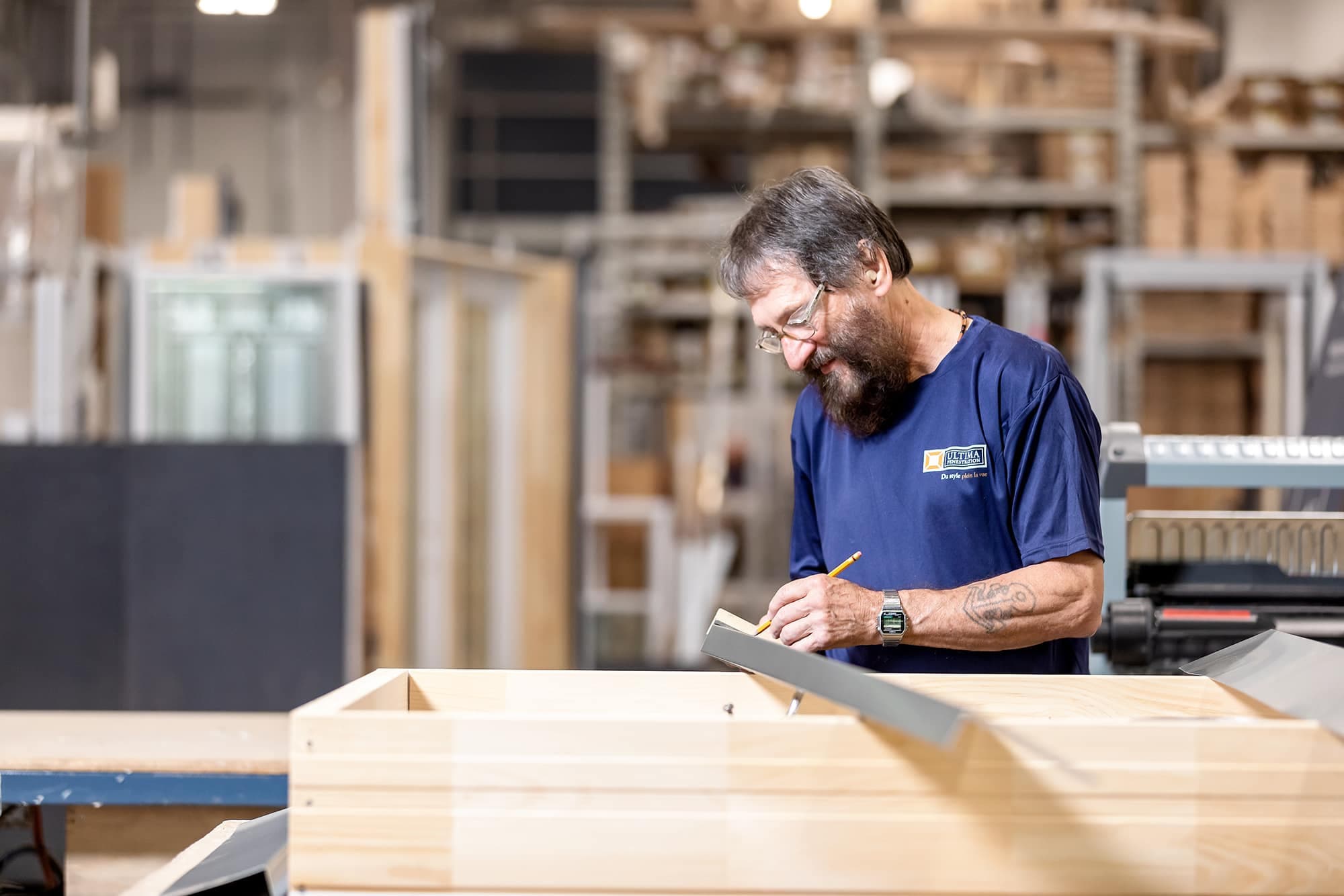 Hilaire Bergeron, un travailleur de 71 ans, à l’œuvre dans les installations d’Ultima Fenestration, une PME de Saint-Georges de Beauce.