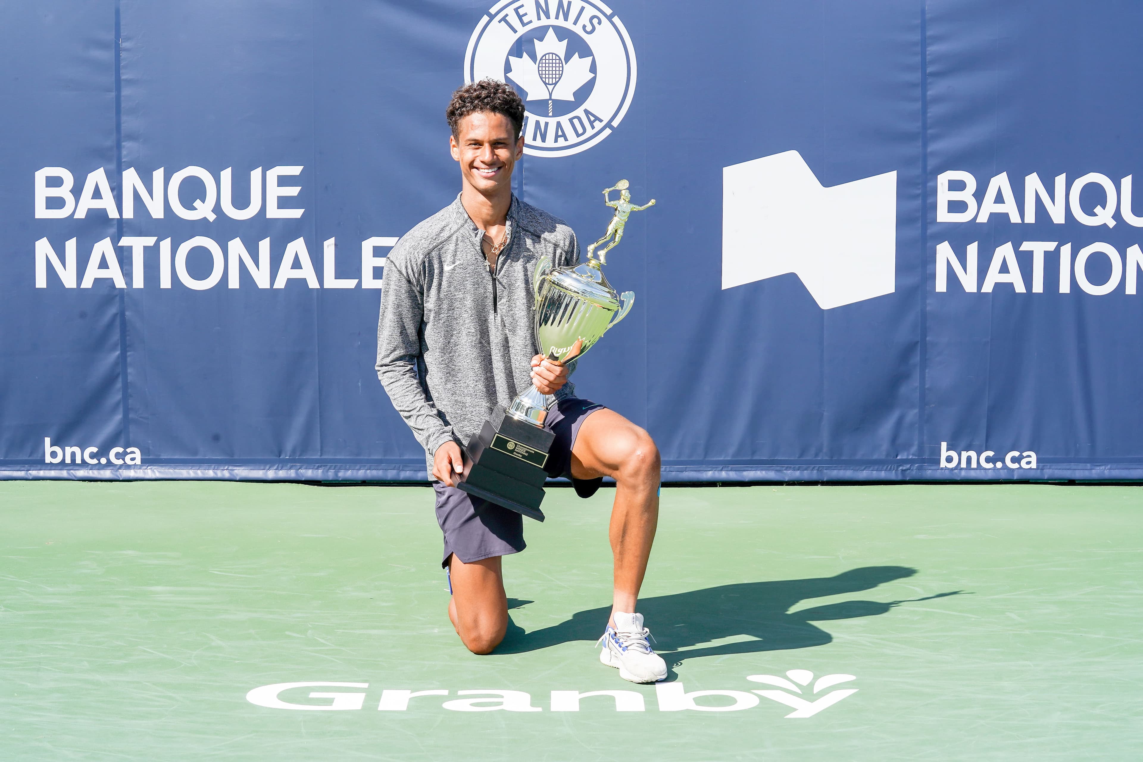 Gabriel Diallo pose avec son trophée après sa victoire au Challenger de Granby dimanche dernier.