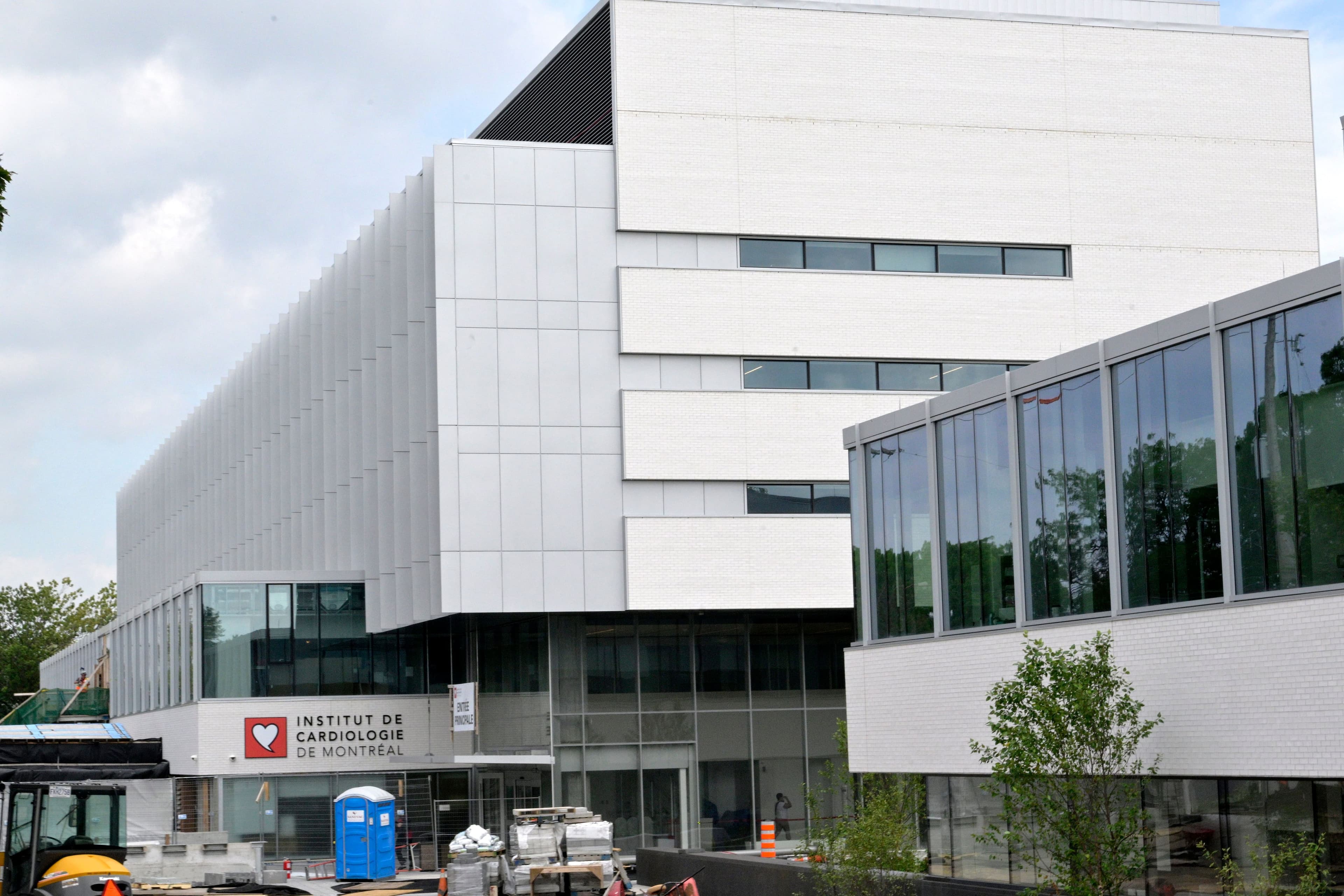 L'institut de Cardiologie de Montréal, situé à l'angle des rues Viau et Bélanger.