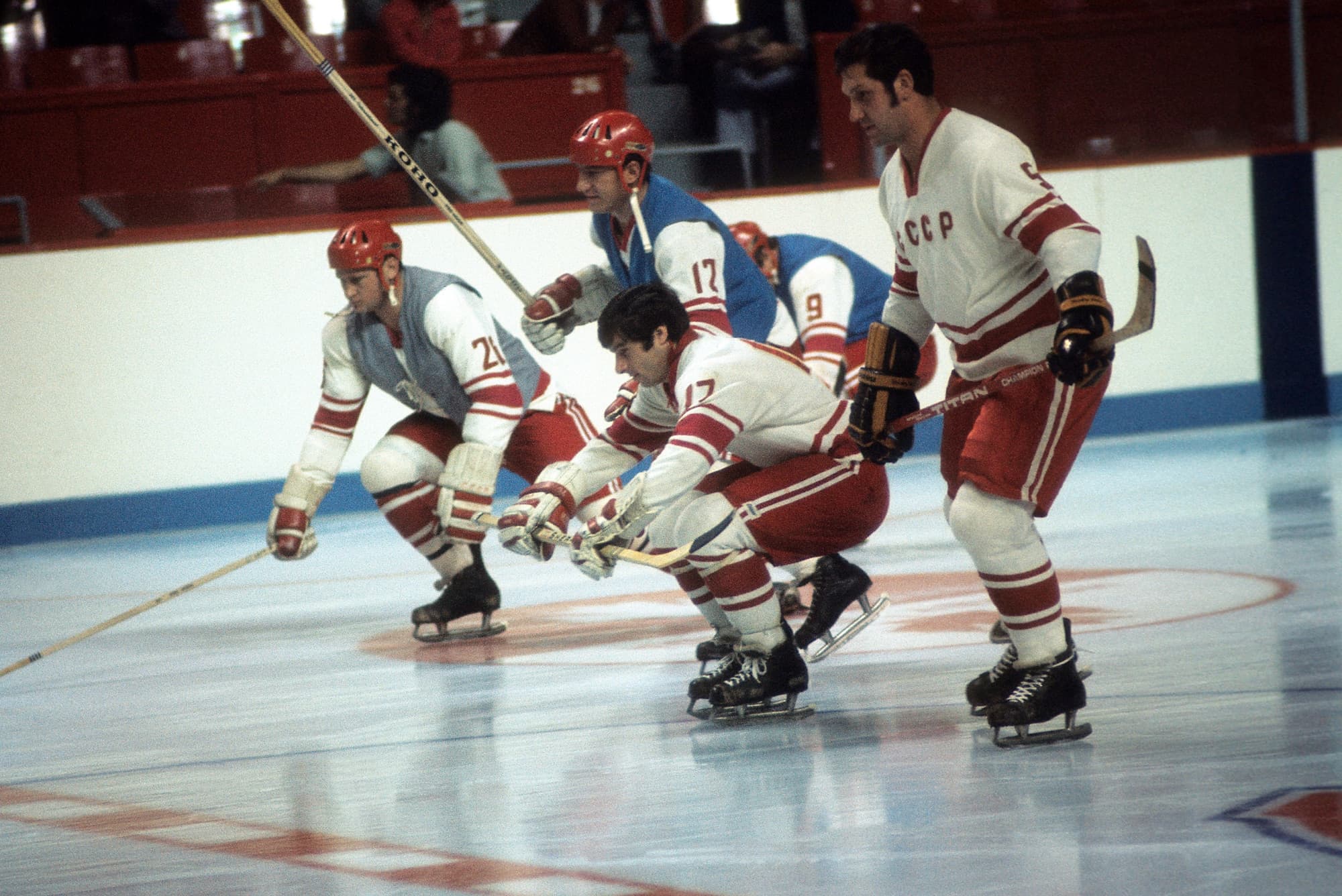 Première séance d’entraînement de l’équipe soviétique sur la glace du Forum de Montréal le 1er septembre, la veille du premier match avec les Alexander Ragulin (5), Valeri Kharlamov (17), Yevgeny Mishakov (12,), Vyacheslav Solodukhin (21) et Yuri Blinov (9).