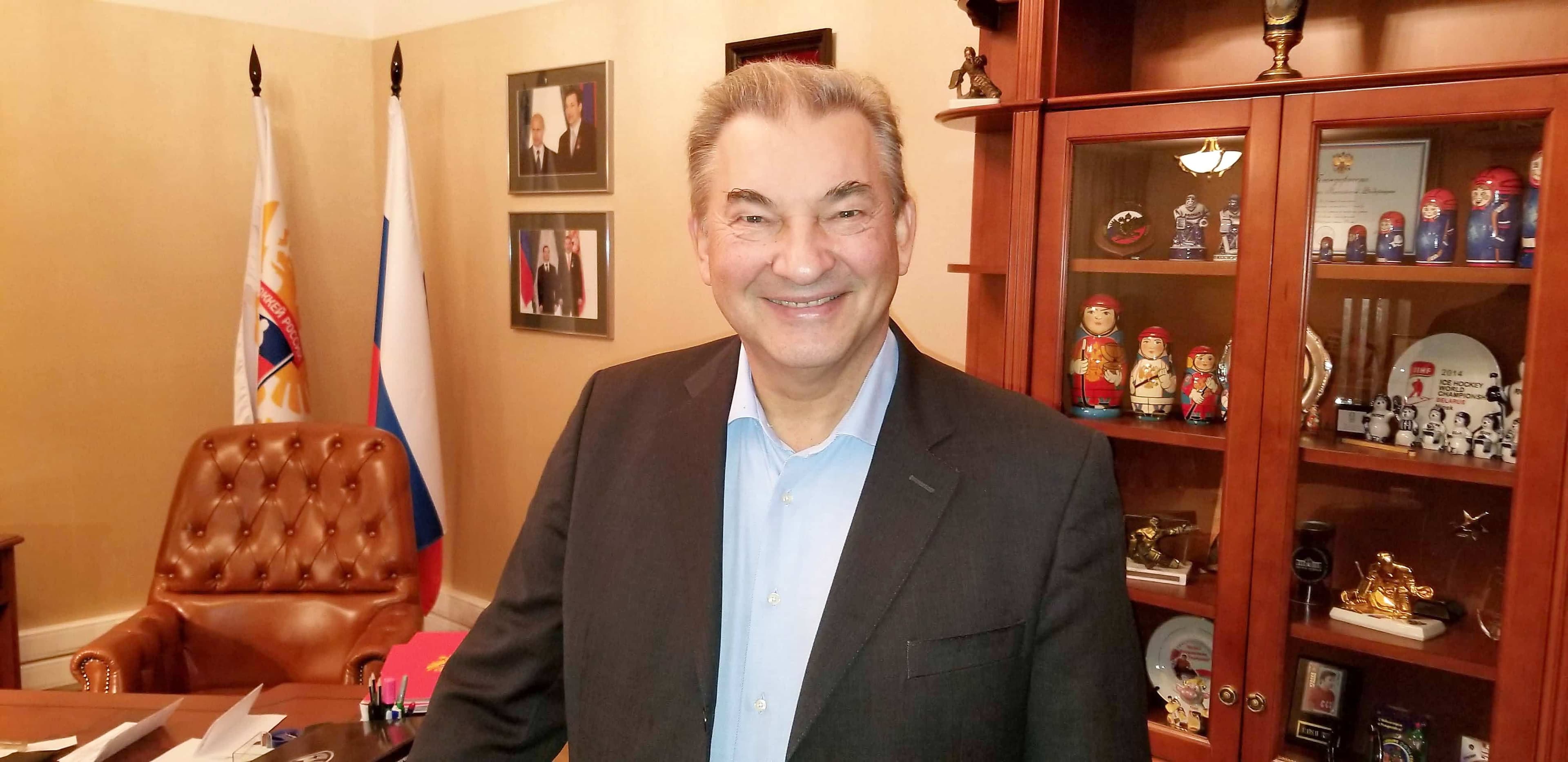 Vladislav Tretiak tout souriant dans son bureau de la Fédération russe de hockey à Moscou.