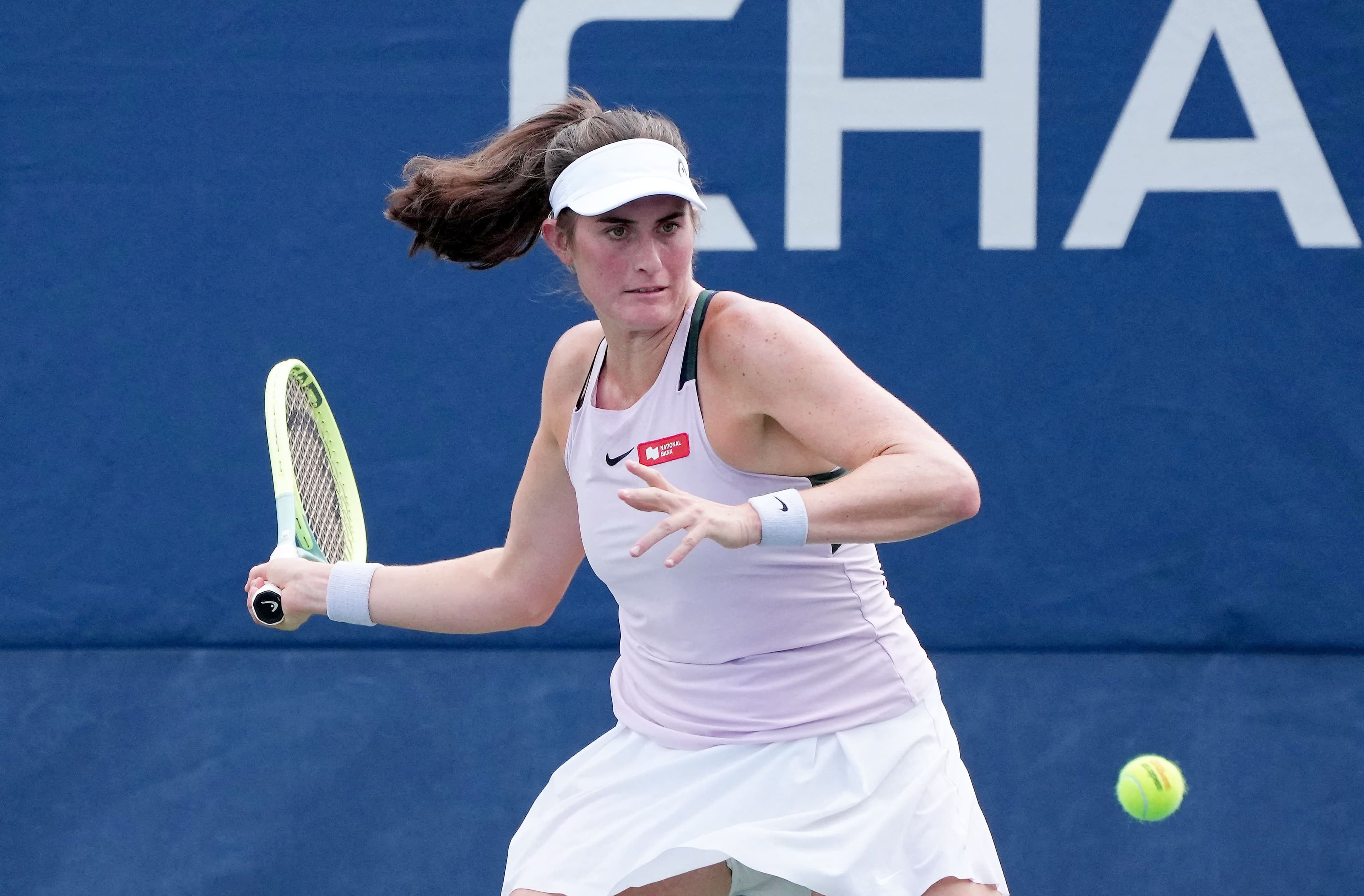 Rebecca Marino s’apprêtant à retourner la balle de Daria Snigur mercredi au Us Open.