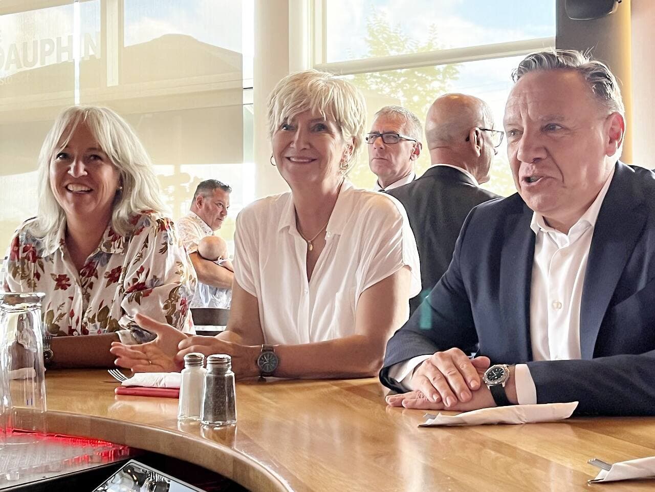 La conjointe de François Legault, Isabelle Brais aux côtés du chef caquiste.