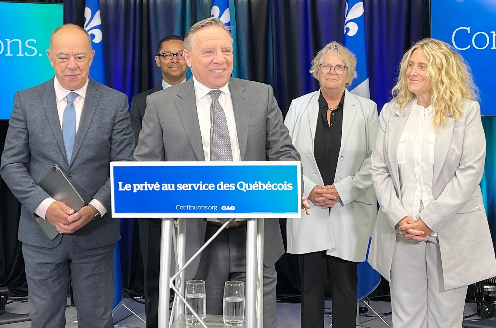 Flanqué de son ministre sortant de la Santé, Christian Dubé, à sa gauche ainsi que de sa candidate dans Anjou–Louis-Riel, Karine Boivin Roy, complètement à sa droite, François Legault était de passage hier à Montréal pour cette annonce.