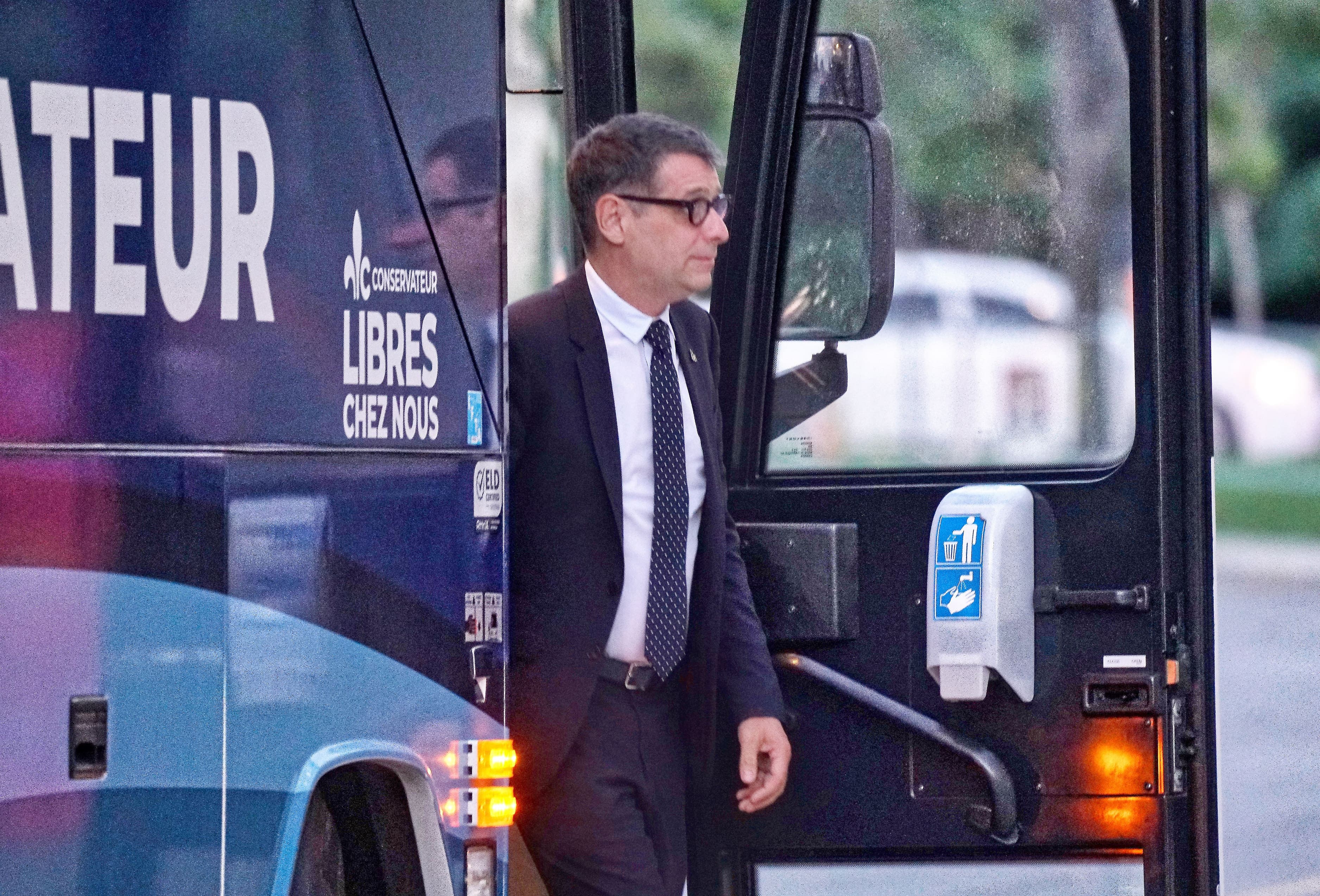 Le chef du PCQ Éric Duhaime sortant de son autobus, à Montréal, le 4 septembre. Seuls les conservateurs ne mènent pas une campagne carboneutre.