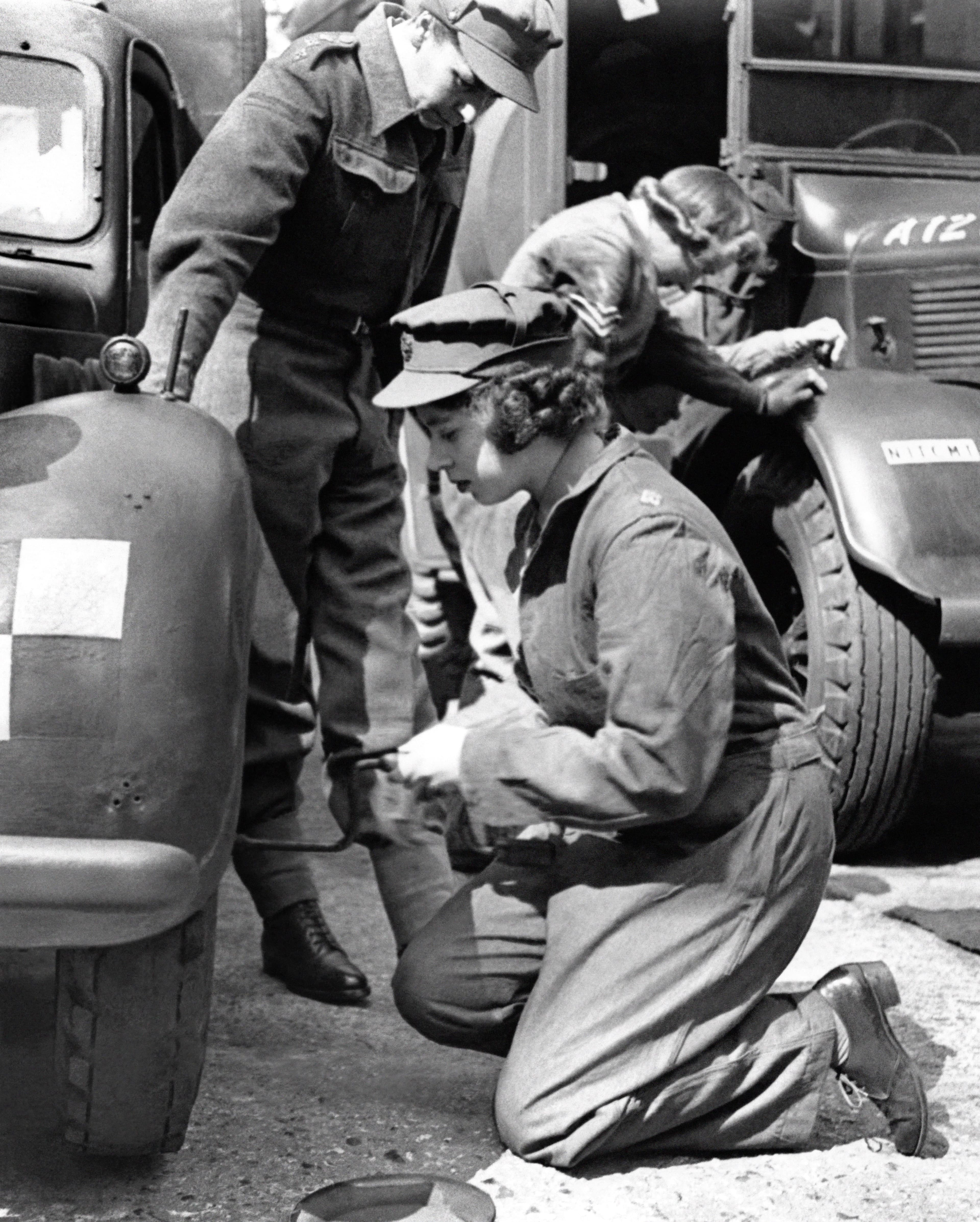 En 1945, Élisabeth sert l’uniforme durant la Seconde Guerre mondiale après avoir rejoint les rangs de l’Auxiliary Territorial Service, une branche de l’armée britannique pour femmes, comme subalterne puis commandante junior.