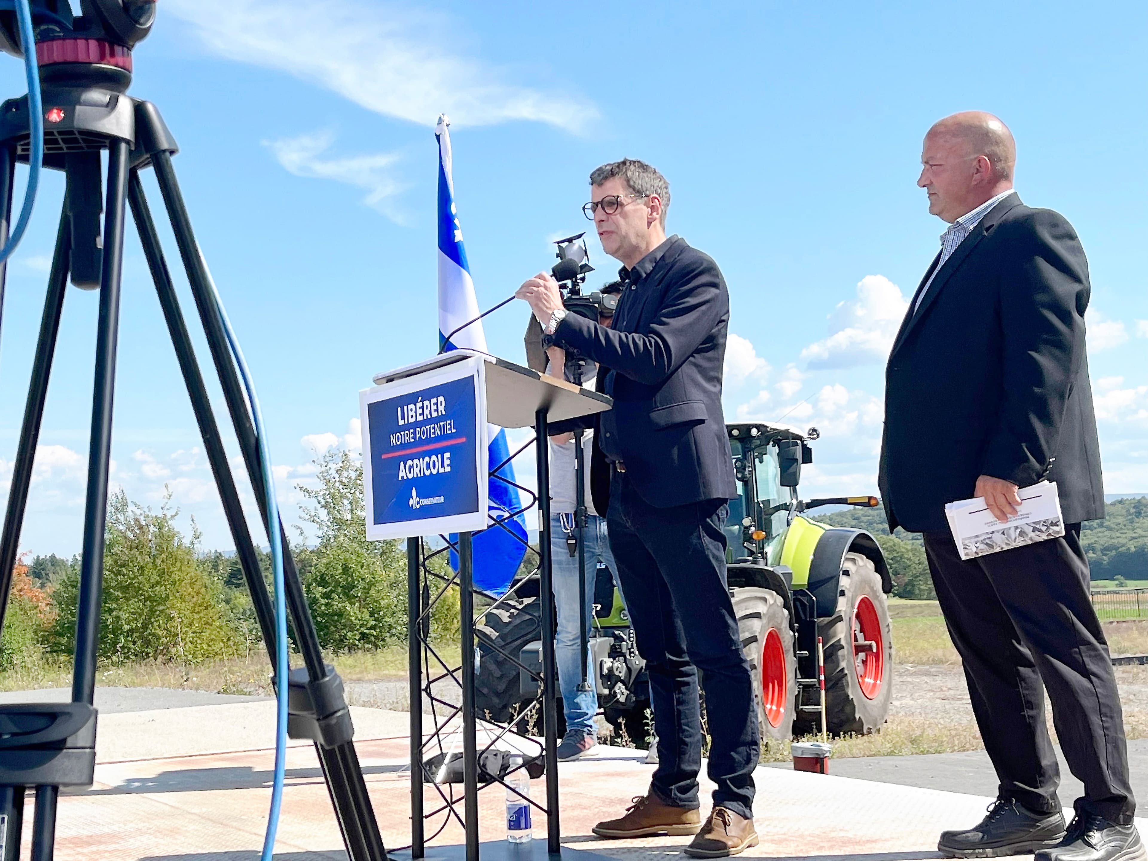 Le chef conservateur Éric Duhaime a répété hier qu’il n’avait rien fait d’illégal. À Montmagny, il était accompagné de son candidat dans Côte-du-Sud, Frédéric Poulin.