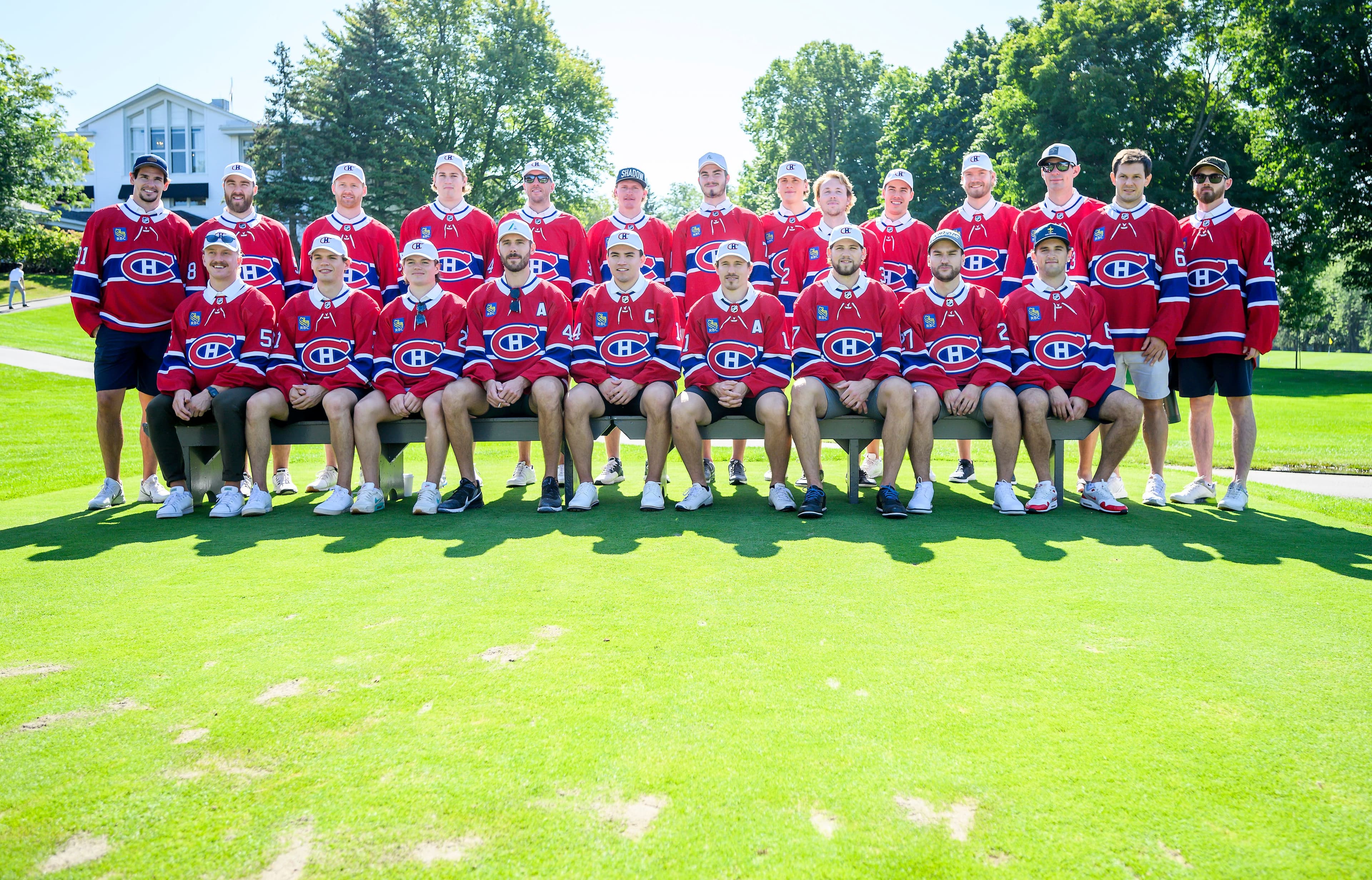 Fraîchement nommé capitaine du Canadien de Montréal, Nick Suzuki, entouré de ses adjoints, Joel Edmundson et Brendan Gallagher, a pris la pose en compagnie de ses coéquipiers, avant le coup d’envoi du traditionnel tournoi de golf officialisant le début de la campagne. Assis, on reconnaît Michael Pezzetta, Jake Evans, Cole Caufield, Edmundson, Suzuki, Gallagher, Josh Anderson, Jonathan Drouin et Chris Wideman. Debout, on aperçoit Sean Monahan, David Savard, Mike Matheson, Samuel Montembeault, Jake Allen, Christian Dvorak, Kirby Dach, Cayden Primeau, Rem Pitlick, Corey Schueneman, Joel Armia, Carey Price, Evgenii Dadonov et Paul Byron.