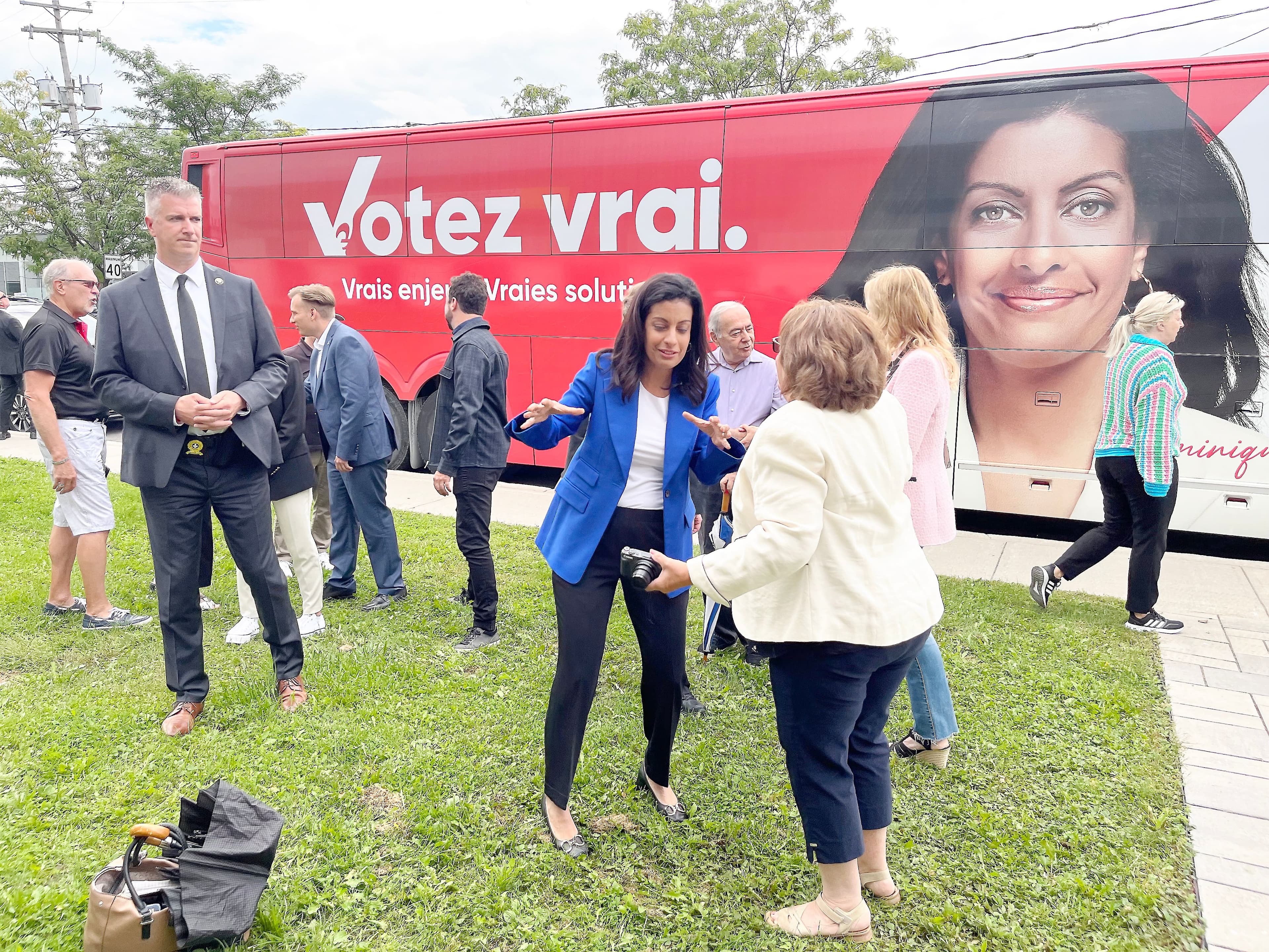 Dominique Anglade devant celui du PLQ, à Boucherville, le lendemain.