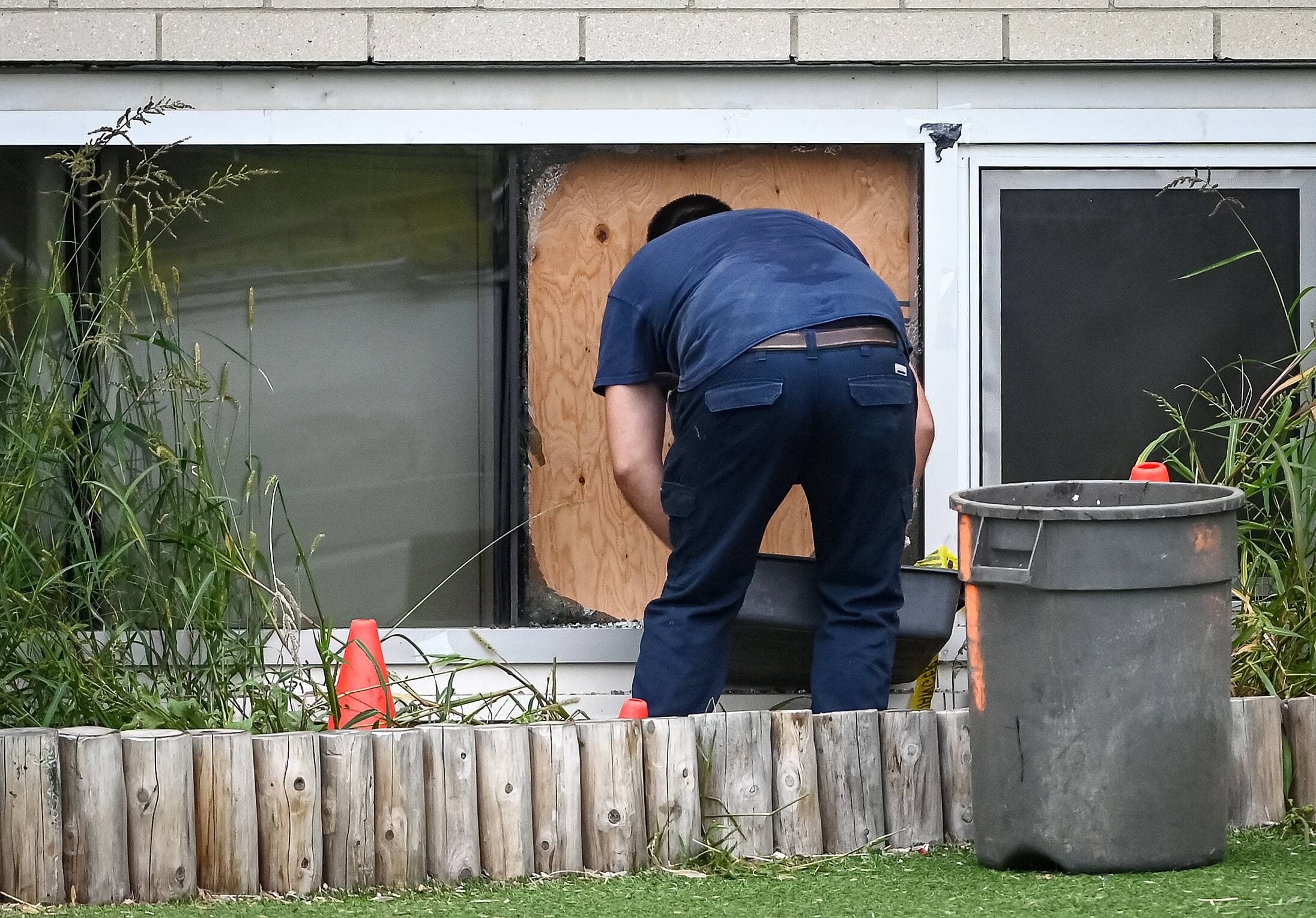 Un employé s’affairait mardi à remplacer une vitre ayant été transpercée par un projectile d’arme à feu à l’école primaire des Roseraies, dans l’arrondissement d’Anjou, à Montréal.