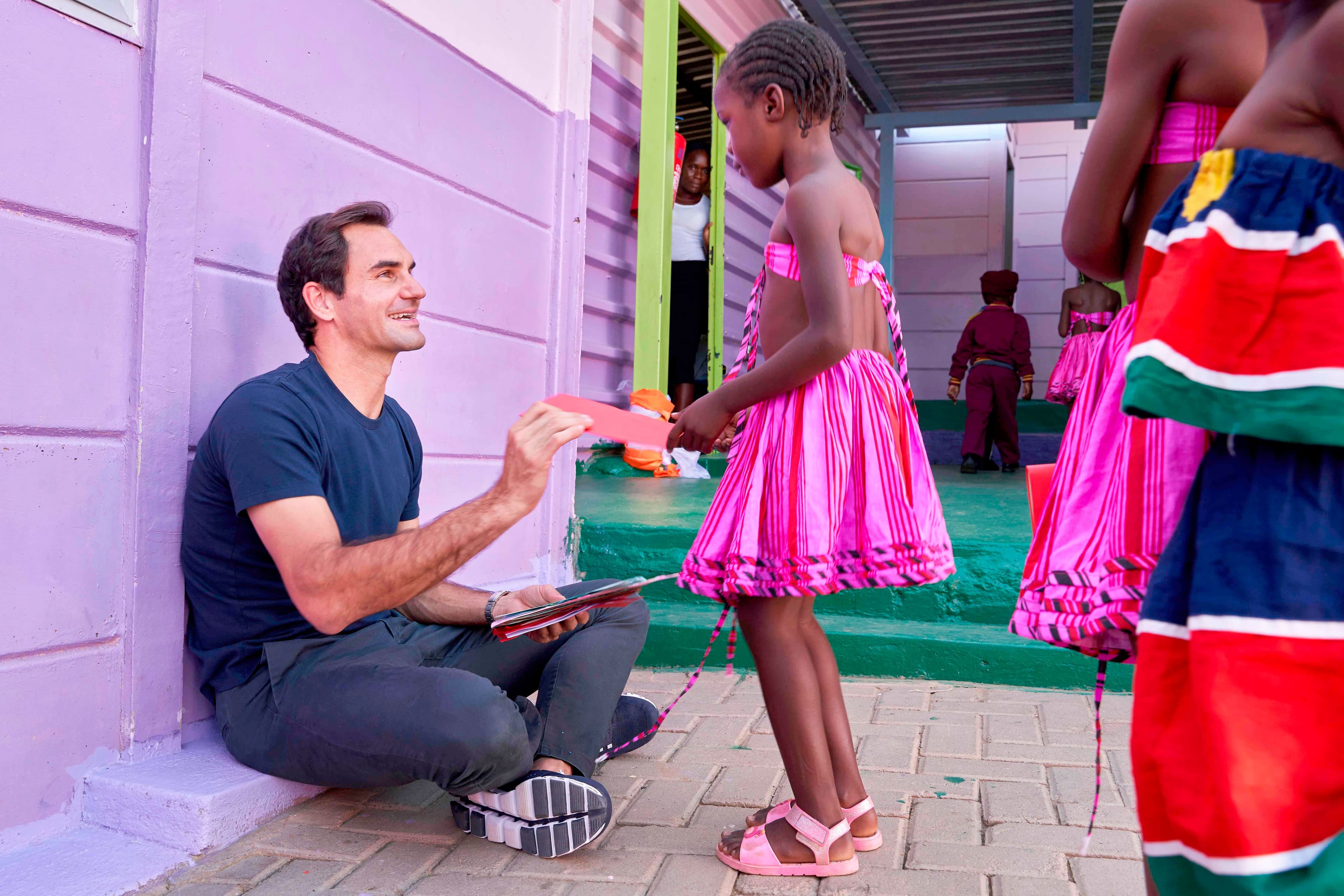 Engagé dans l’aide humanitaire par l’entremise de sa fondation, Roger Federer se rend en Namibie en février 2020. On le voit ici rencontrer une jeune fille.