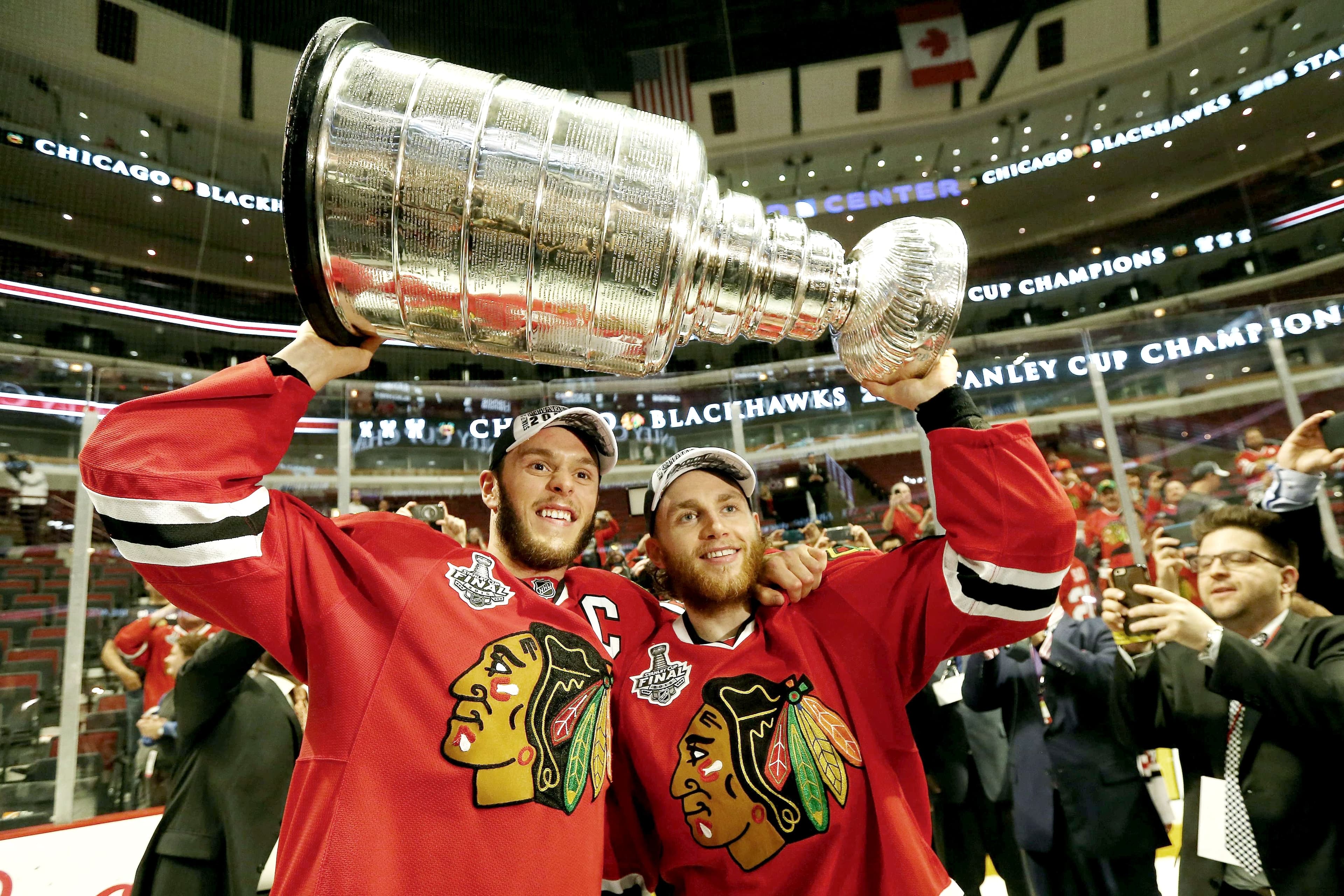 Jonathan Toews et Patrick Kane des Blackhawks de Chicago ont soulevé ensemble la coupe Stanley le 15 juin 2015 après une victoire contre Tampa Bay.
