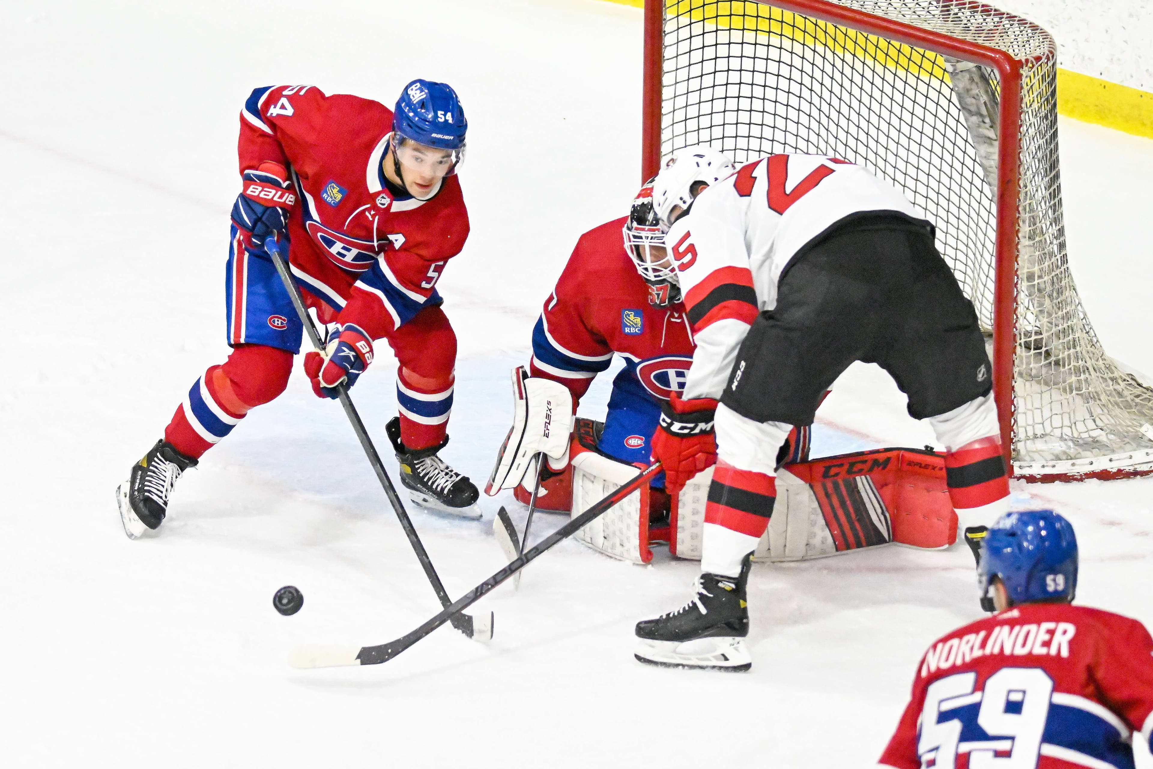 Le défenseur du CH, Jordan Harris, aidant ici son gardien Riley Mercer lors du match de vendredi contre les recrues des Devils du New Jersey, à Buffalo.