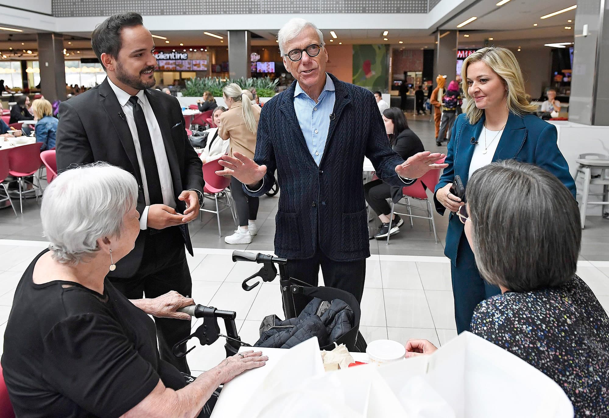 Toujours aimé du public, Pierre Bruneau a pris le temps de discuter avec des électeurs de la capitale, lundi, à Laurier Québec.