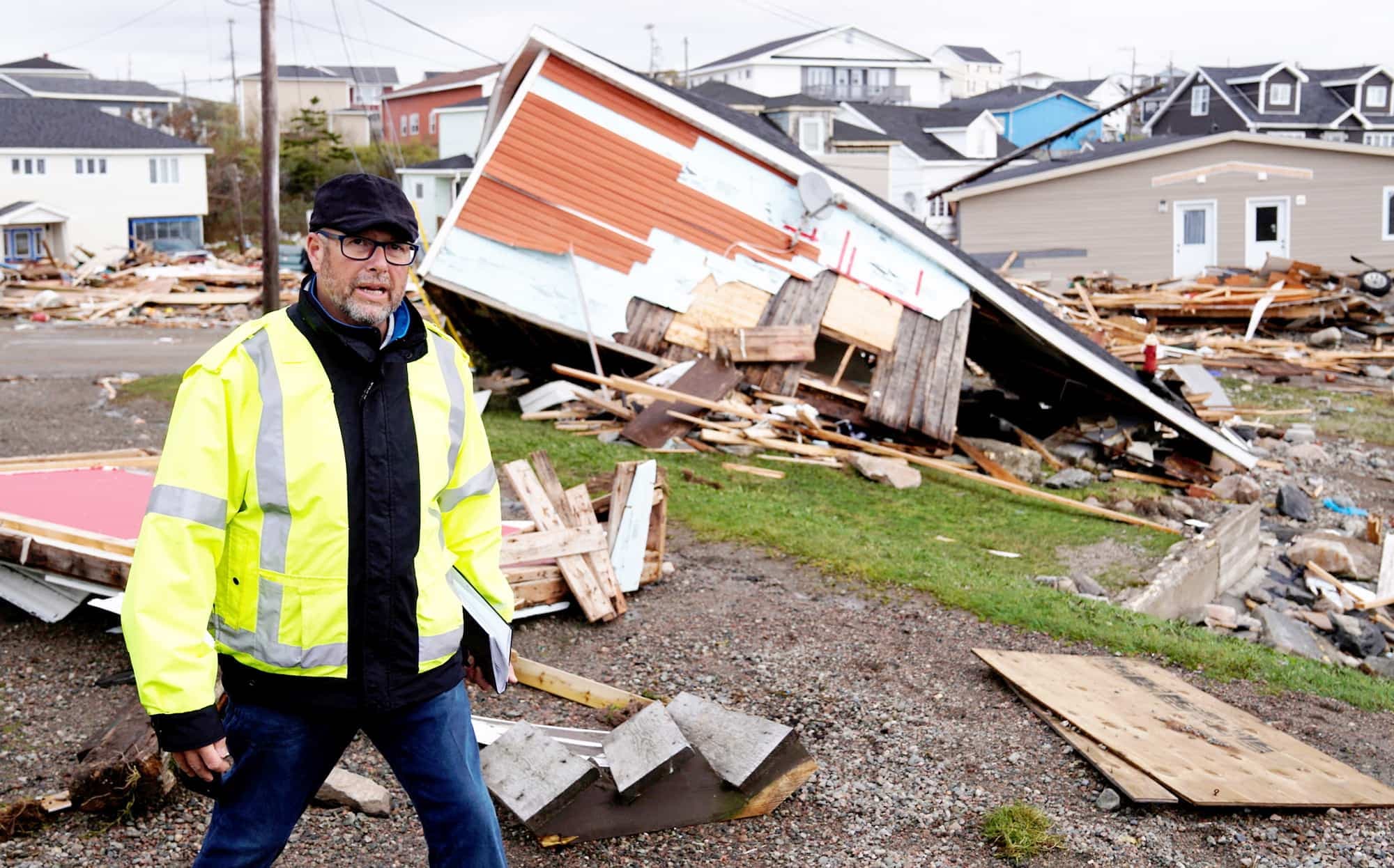 Le maire de Channel-Port aux Basques, Brian Button, parcourt la ville pour constater les dommages après le passage de l’ouragan Fiona.