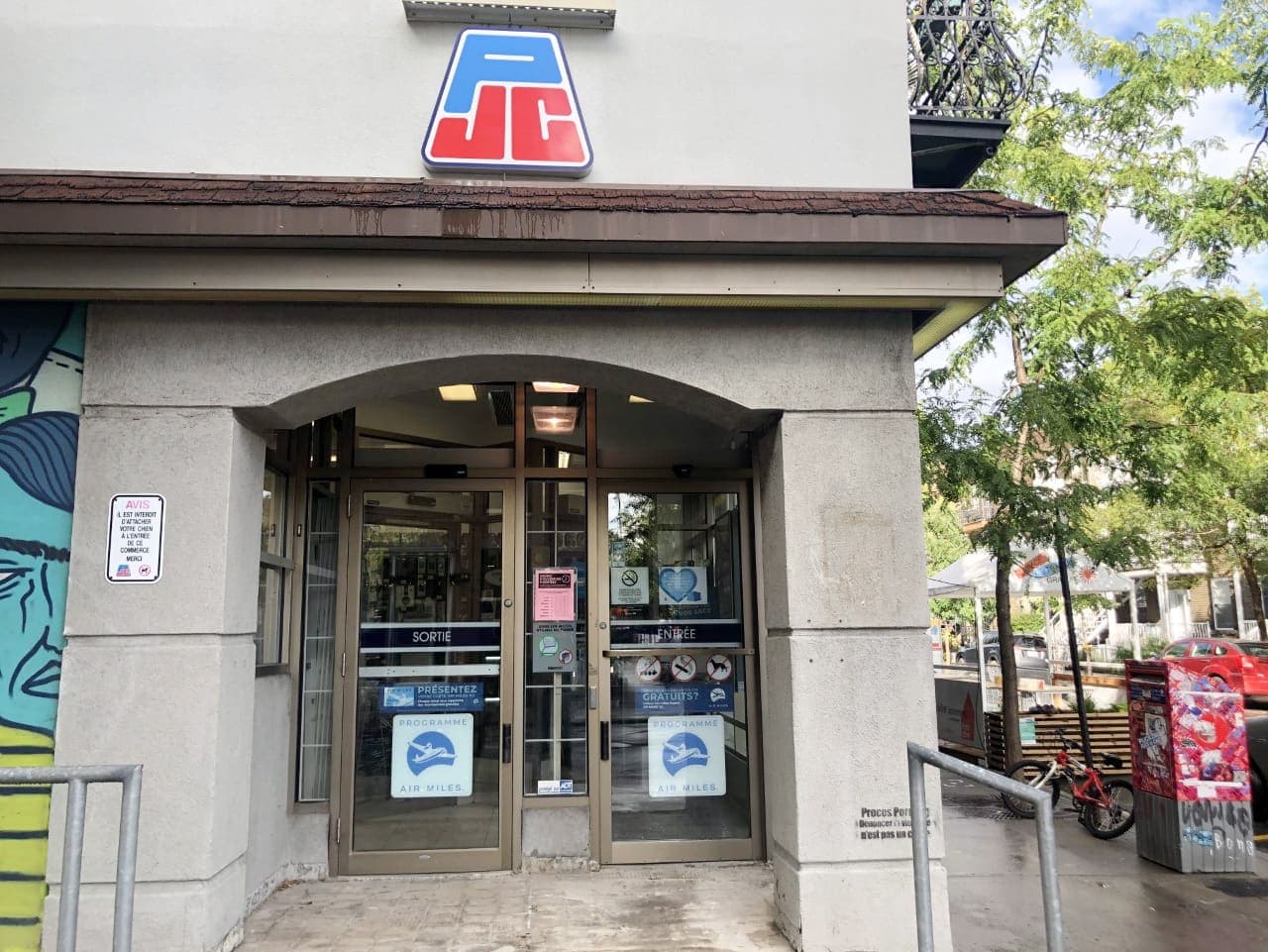 Une pharmacie Jean Coutu de l’île de Montréal, un des quelque 700 commerces du Québec où les consommateurs pourront utiliser la carte ou l’application MOI seulement au printemps 2023.
