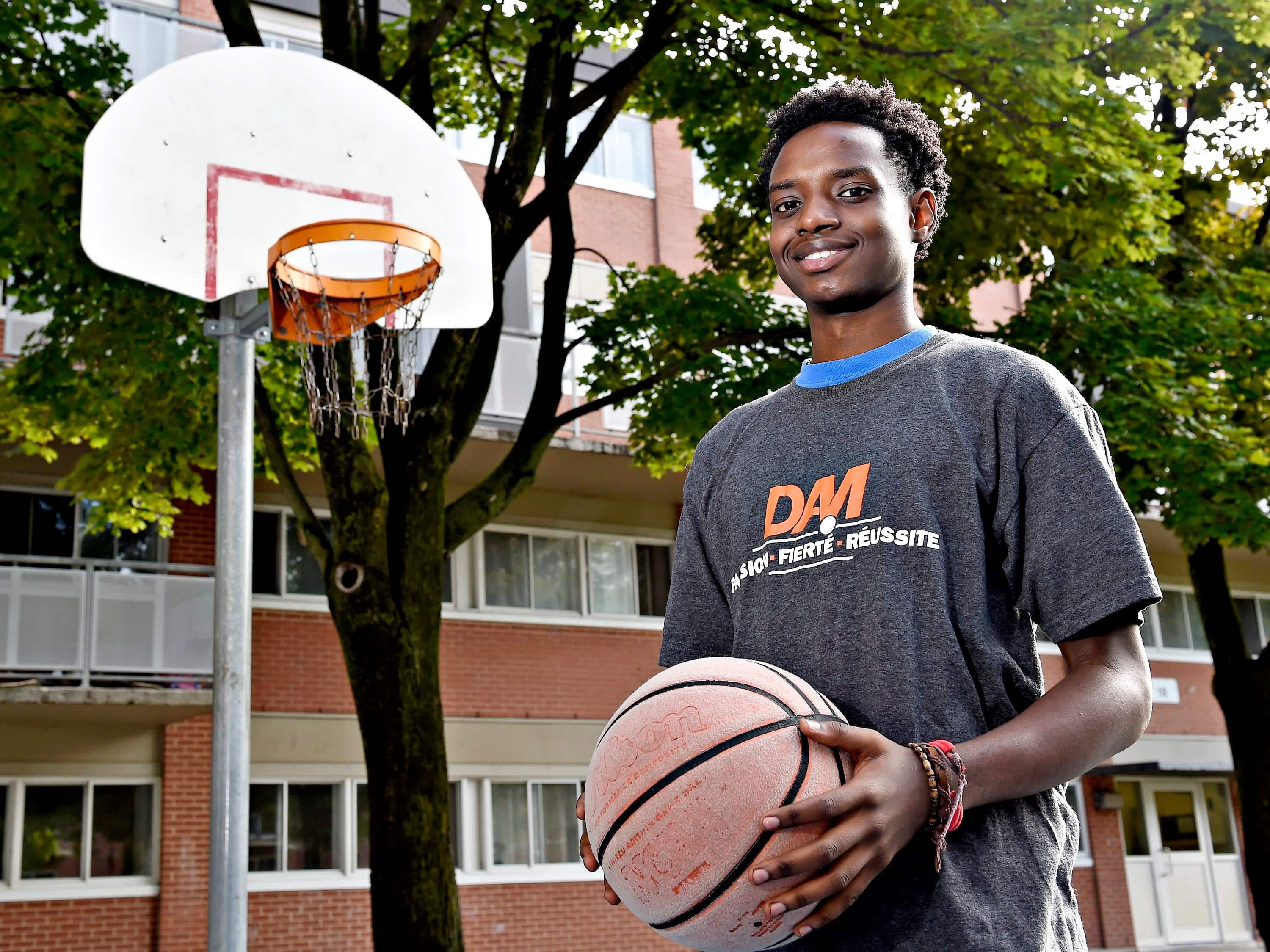 James Biteja, un jeune qui risquait le décrochage, a résisté grâce au basketball. Il a obtenu son diplôme secondaire et vise maintenant un programme préuniversitaire à Ottawa afin de poursuivre des études en médecine.