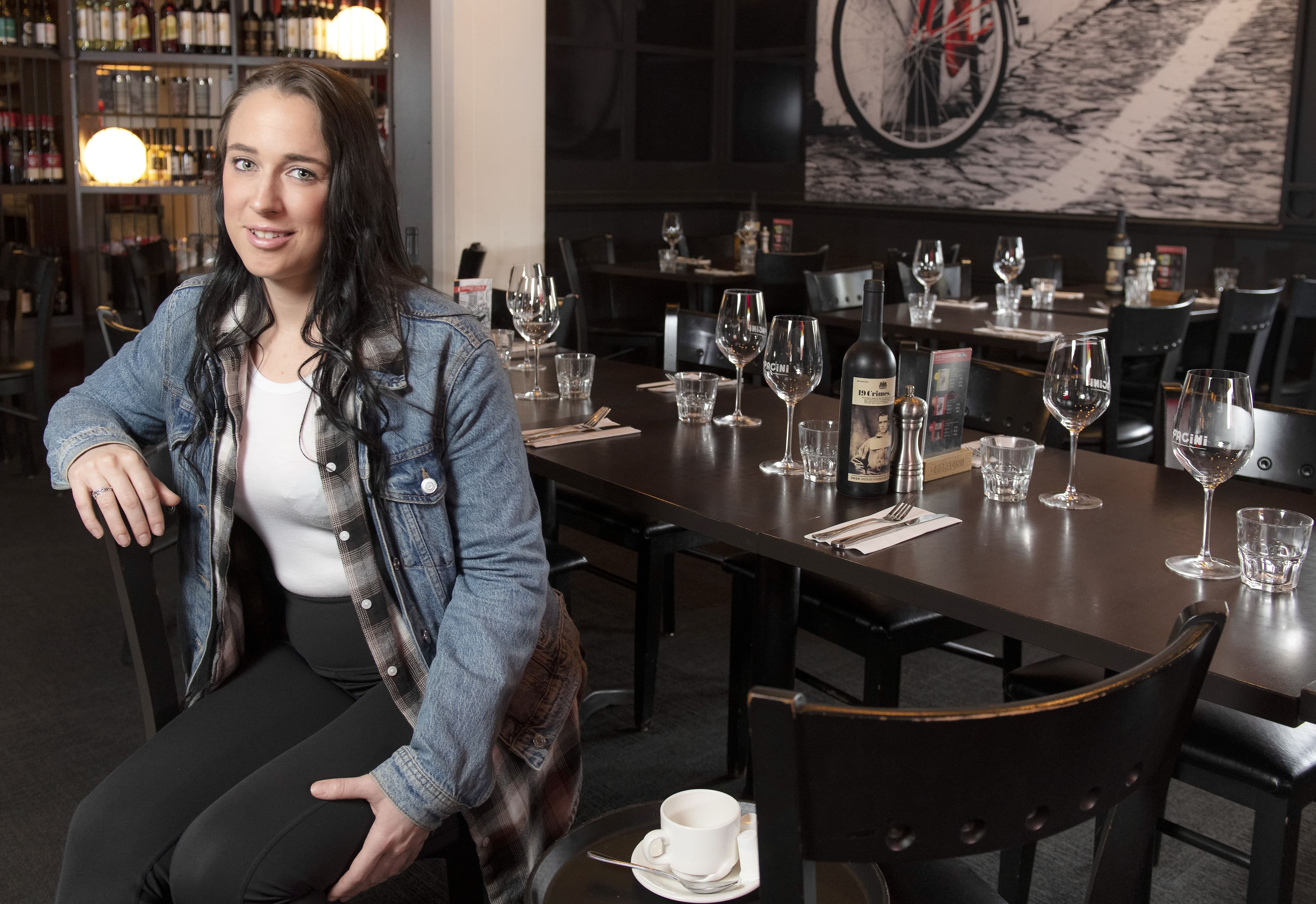 Marilou Gosselin est ravie d’avoir obtenu un diplôme d’études professionnelles (DEP) en construction grâce au Programme d’aide à la relance par l’augmentation de la formation (PARAF). Cependant, elle a, depuis, préféré retourner travailler dans un restaurant Pacini.