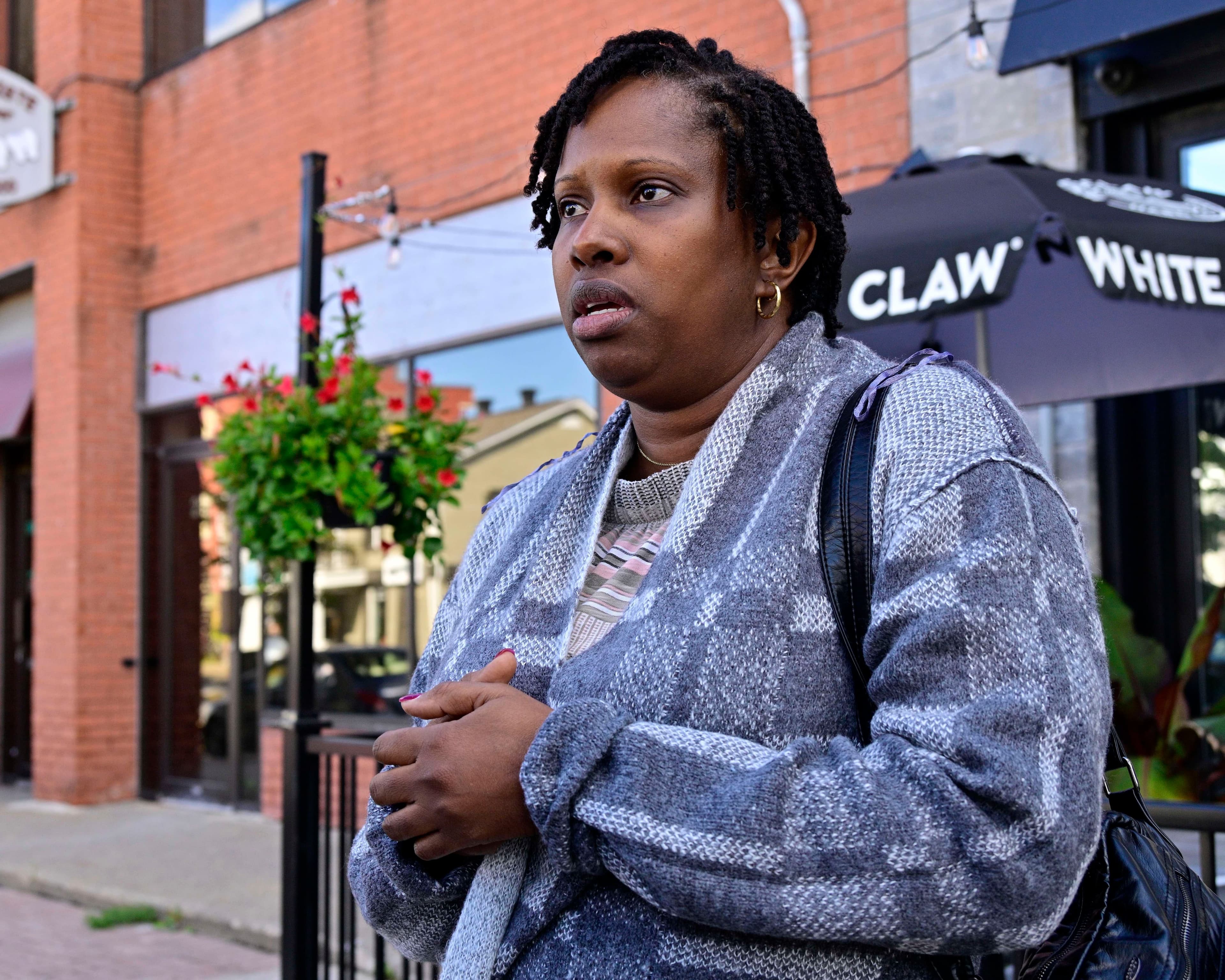 Marly Bah, rencontrée sur le boulevard de l’Ange-Gardien, s’inquiète de voir un siège comme à Ottawa dans sa ville.