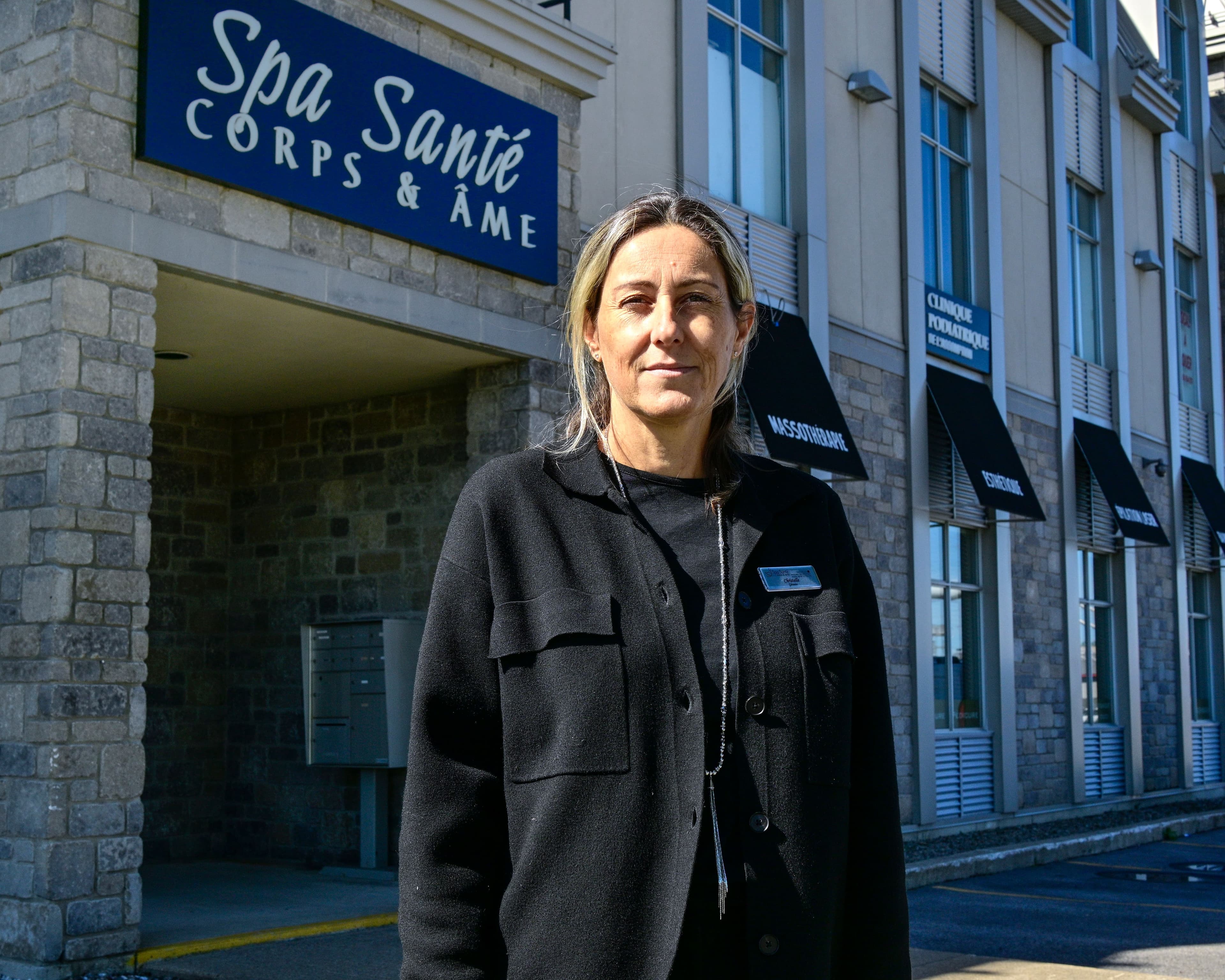 Christelle Bernier, du Spa Santé Corps et Âme, dénonce qu’elle doit fermer son w en raison du risque causé par les manifestants. Notons que le bureau de François Legault se trouve au-dessus du sien.