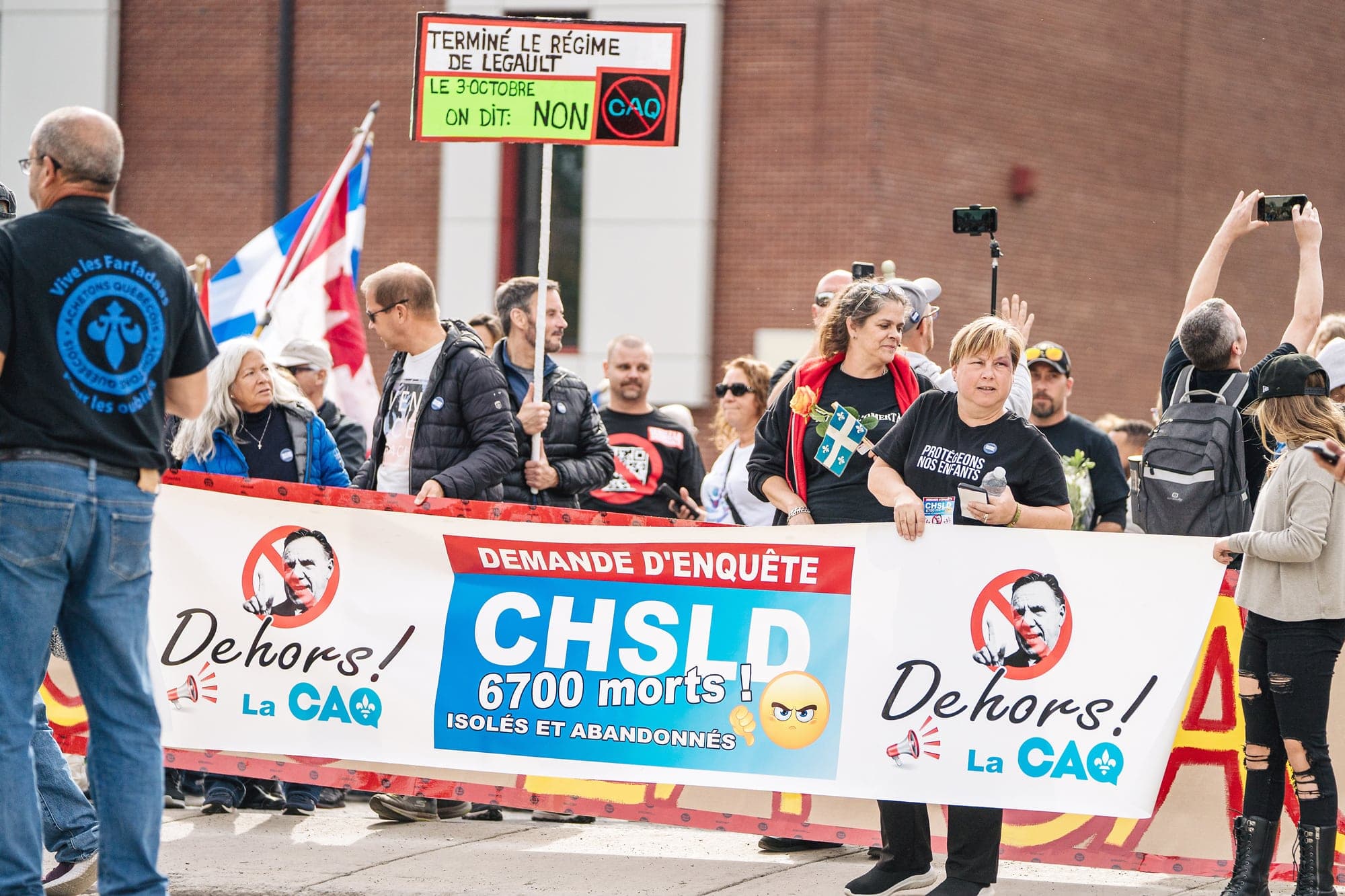 De nombreux manifestants ont dénoncé les milliers de morts en CHSLD, ce samedi.