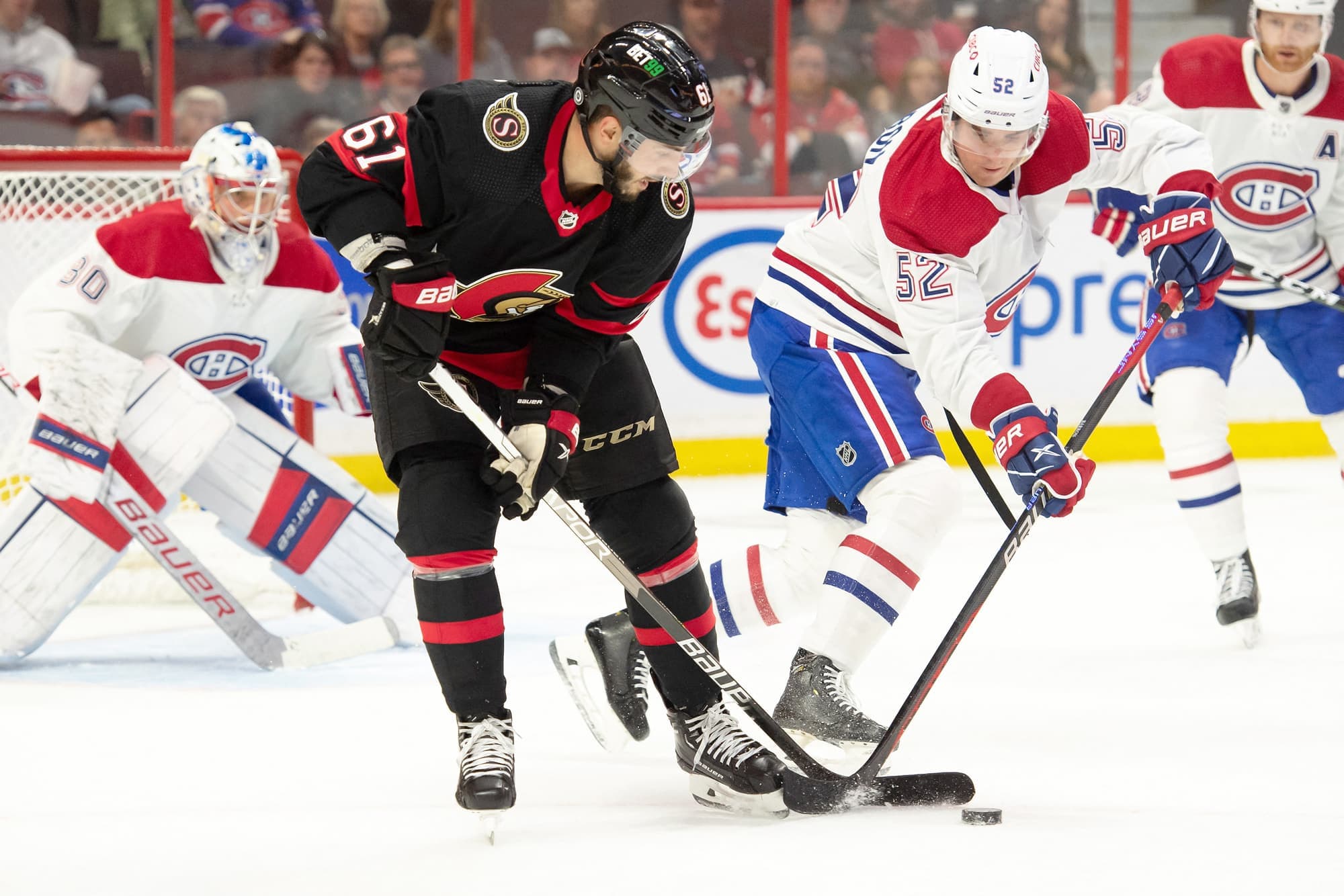 Justin Barron du Canadien a lutté avec Derick Brassard pour tenter d’éviter un tir sur le gardien du Tricolore Cayden Primeau.
