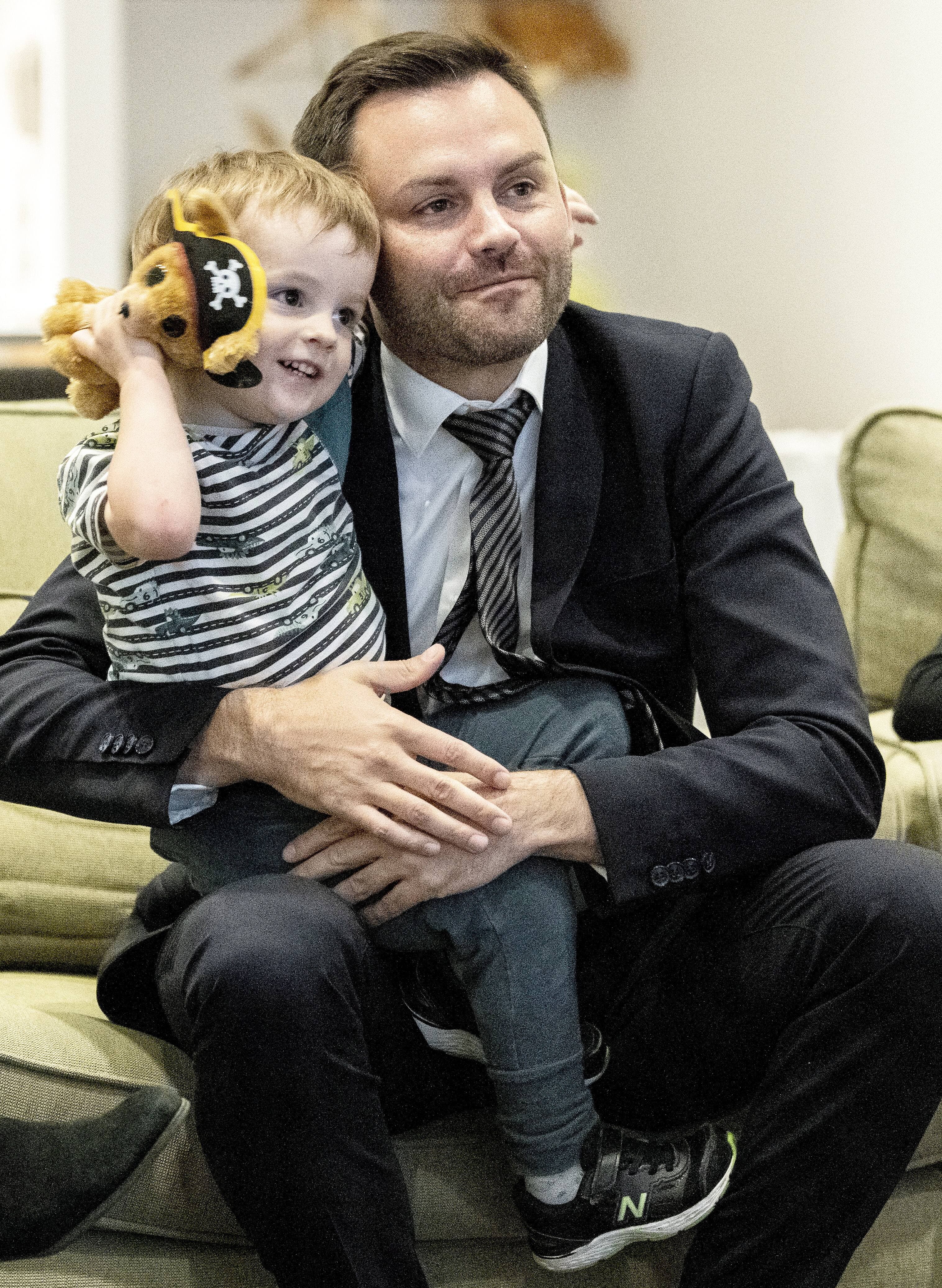 Paul St-Pierre Plamondon regardait son parti perdre ses sièges en compagnie de son fils Maurice hier soir à l’Hôtel Mortagne à Boucherville.