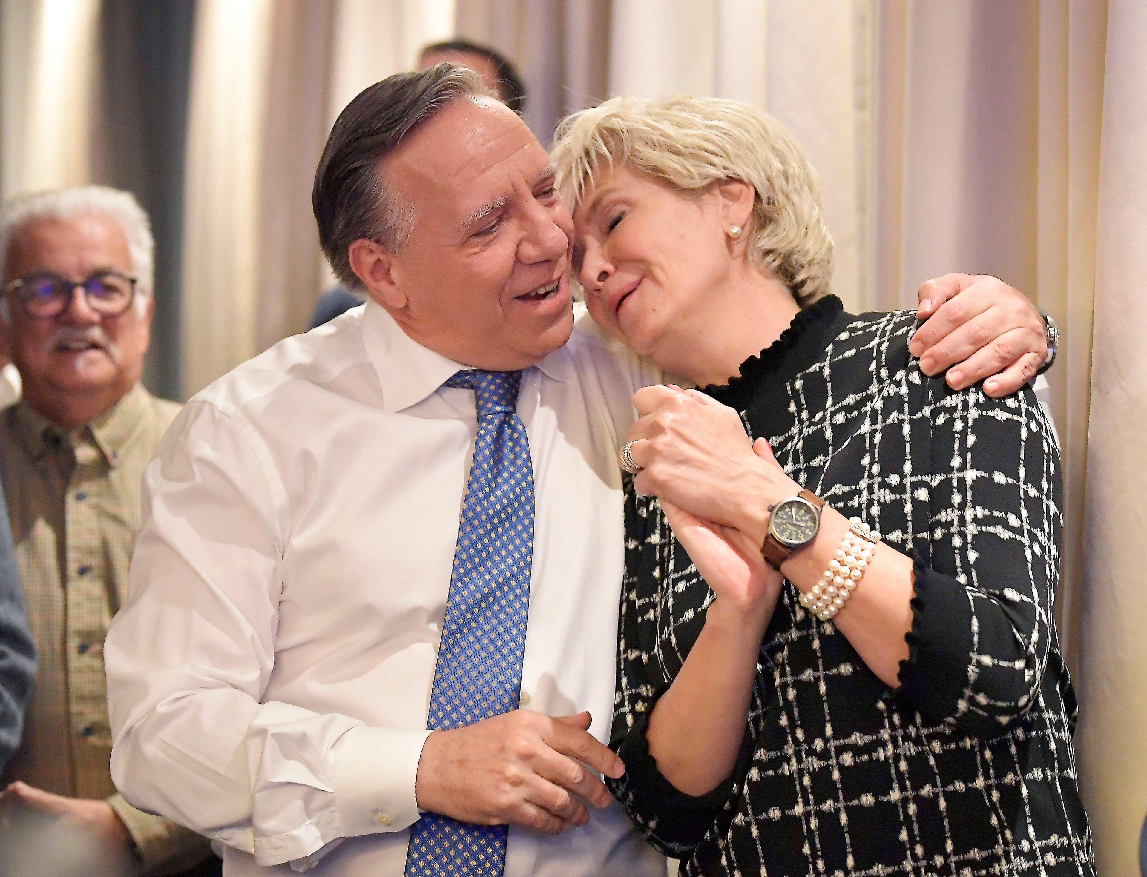 François Legault enlace sa femme Isabelle Brais hier au Capitole de Québec après l’annonce de sa victoire au tout début de la soirée.