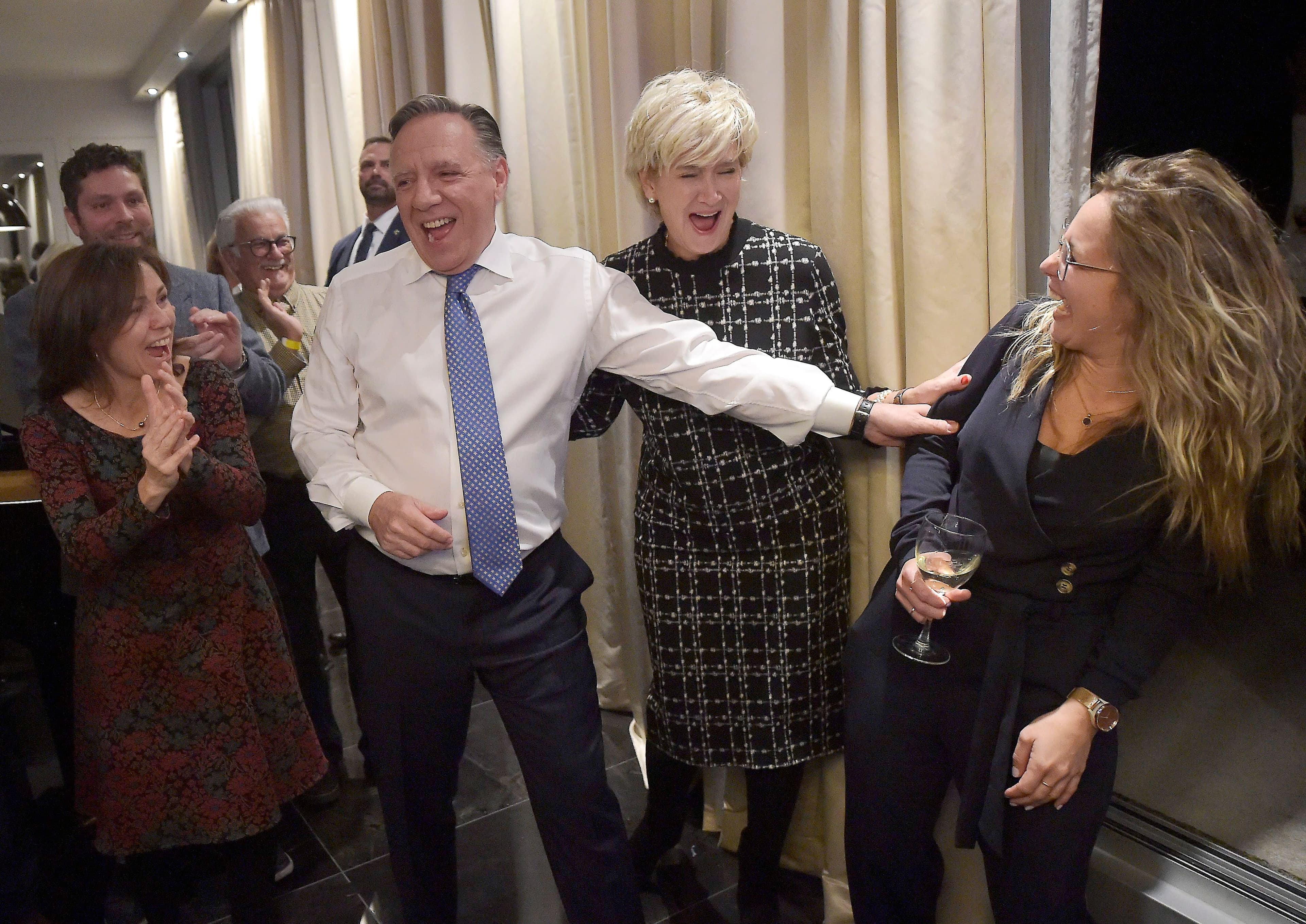 François Legault tout sourire après avoir appris que la CAQ formera le prochain gouvernement, lundi.