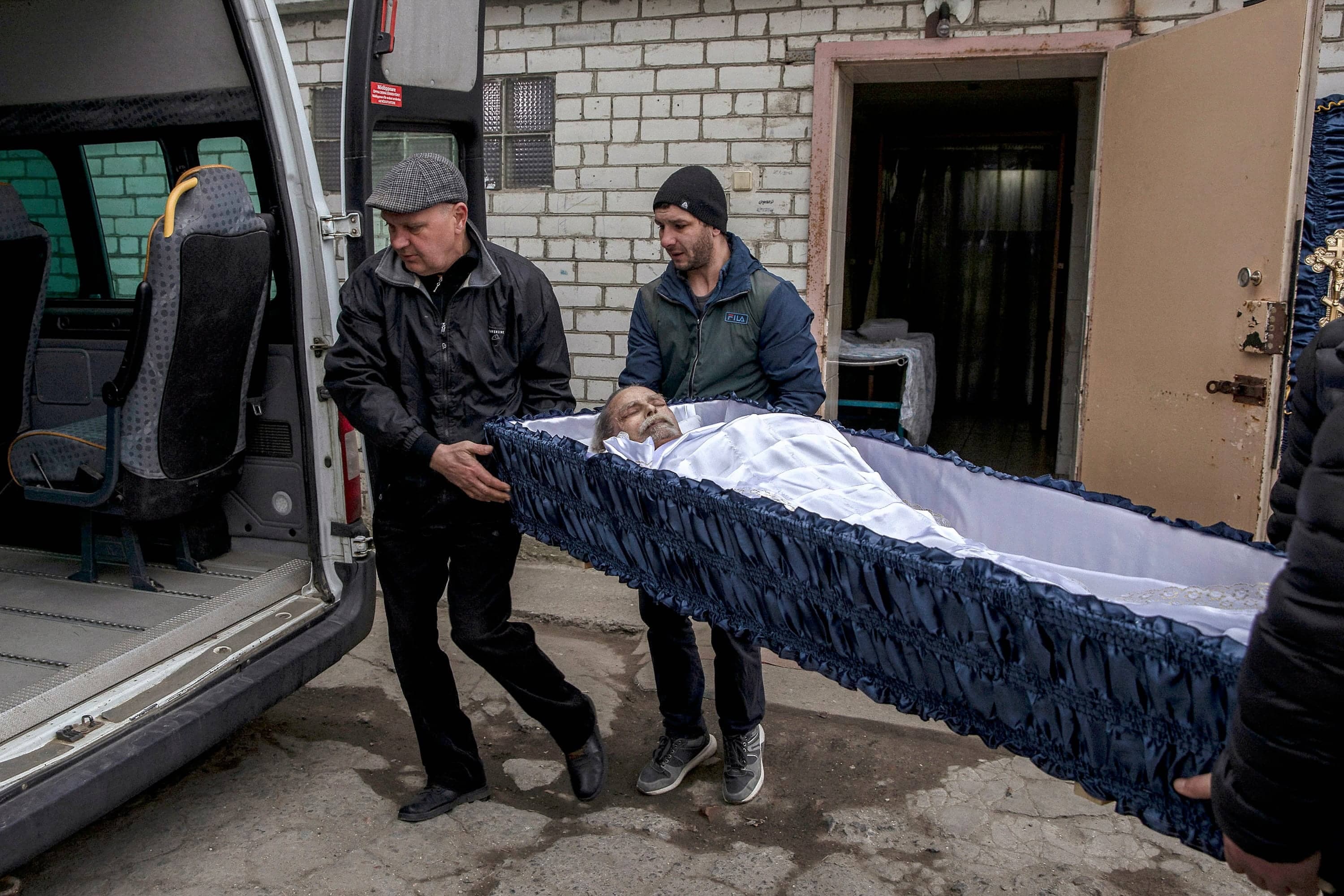 Le cadavre d’un homme victime d’une frappe russe est embarqué dans un camion de la morgue à Mikolaïv, en mars.