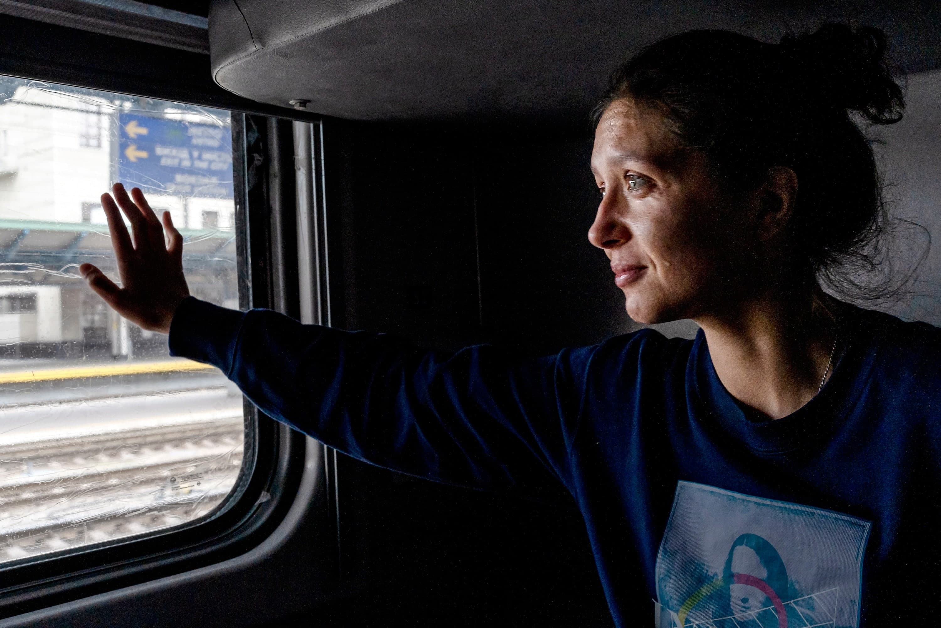 La réfugiée Daria Mitiuk, une étudiante ukrainienne, a quitté la France pour retourner à Kyïv en mai. La photographe Adrienne Surprenant l’a suivie dans son périple depuis Paris.