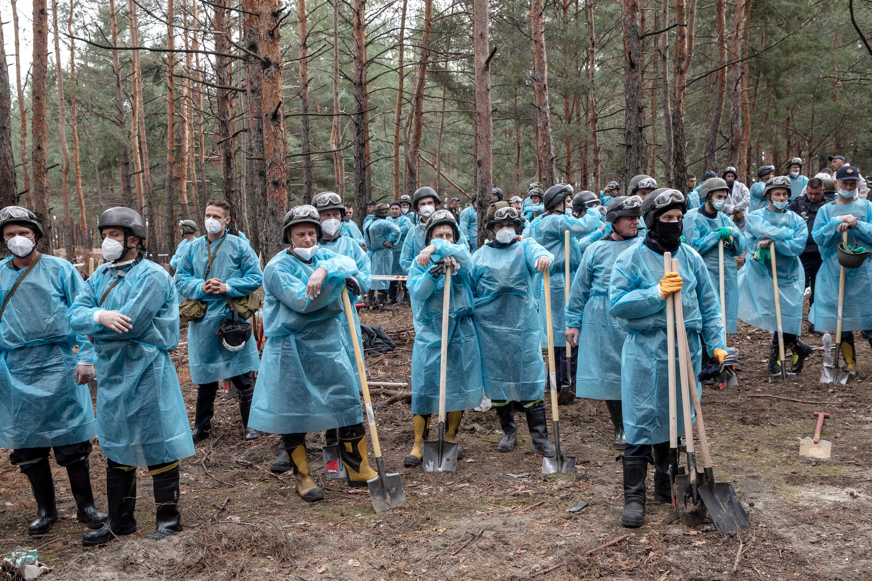Des travailleurs se préparaient à creuser le site d’une fosse commune dans un boisé d’Izioum à la mi-septembre, où plus de 400 personnes auraient été enterrées pendant l’occupation russe.
