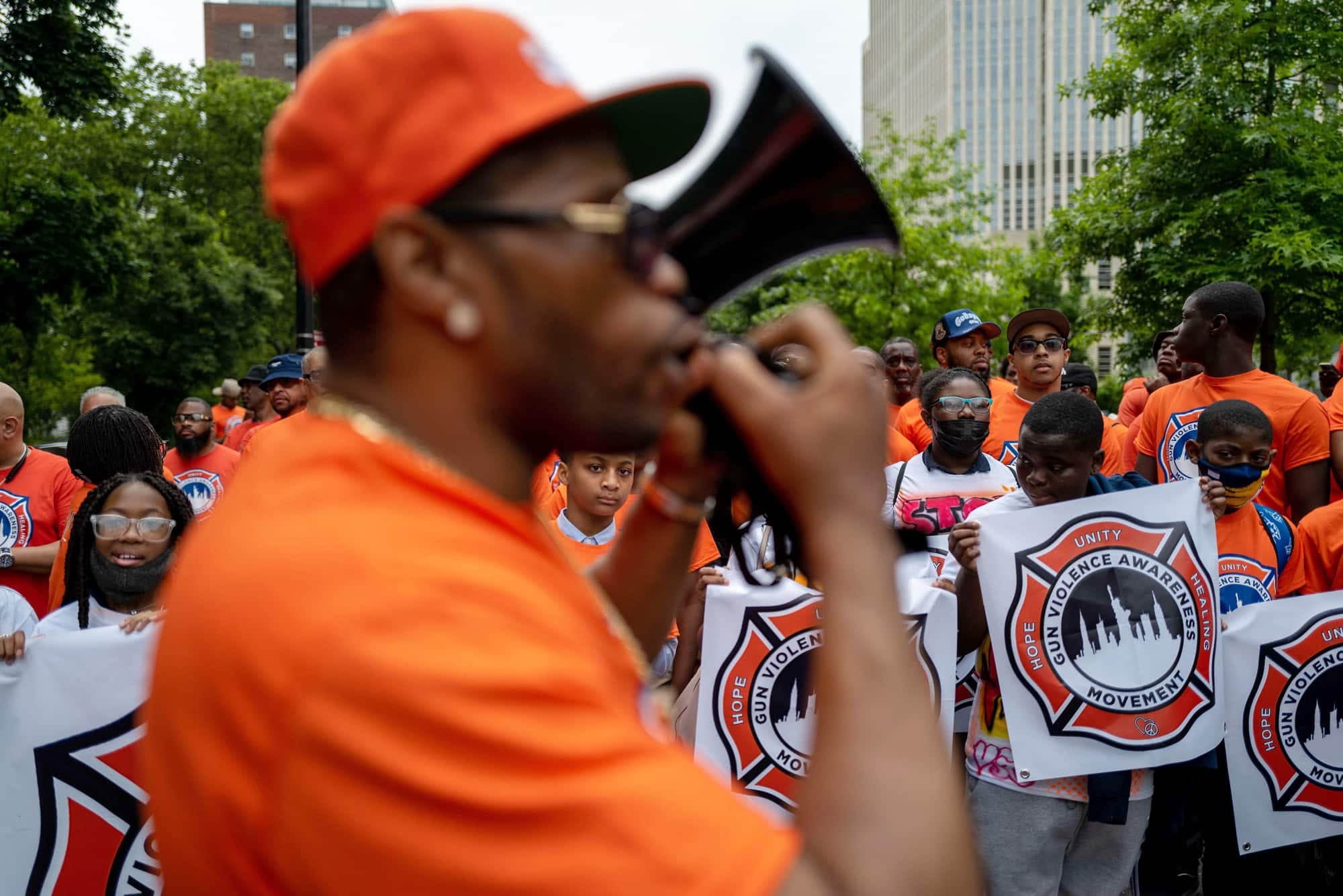 À New York, cet été, plusieurs interrupteurs de violence ont marché dans la rue afin de demander aux autorités plus d’actions pour freiner la violence armée.