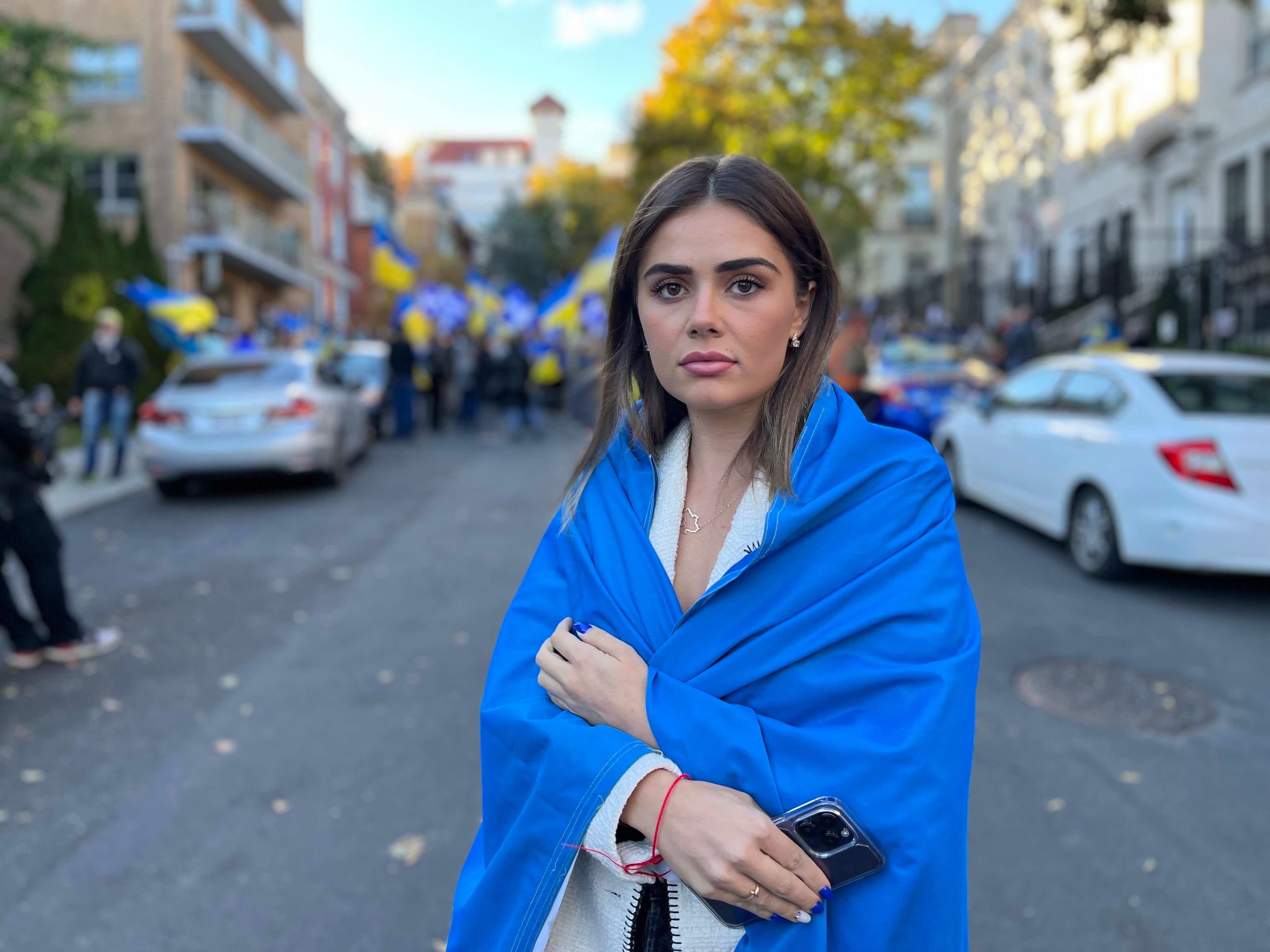 Marta Martynuk, Ukrainienne de 23 ans, lors de la manifestation organisée lundi après-midi devant le consulat général de la Fédération de Russie à Montréal.
