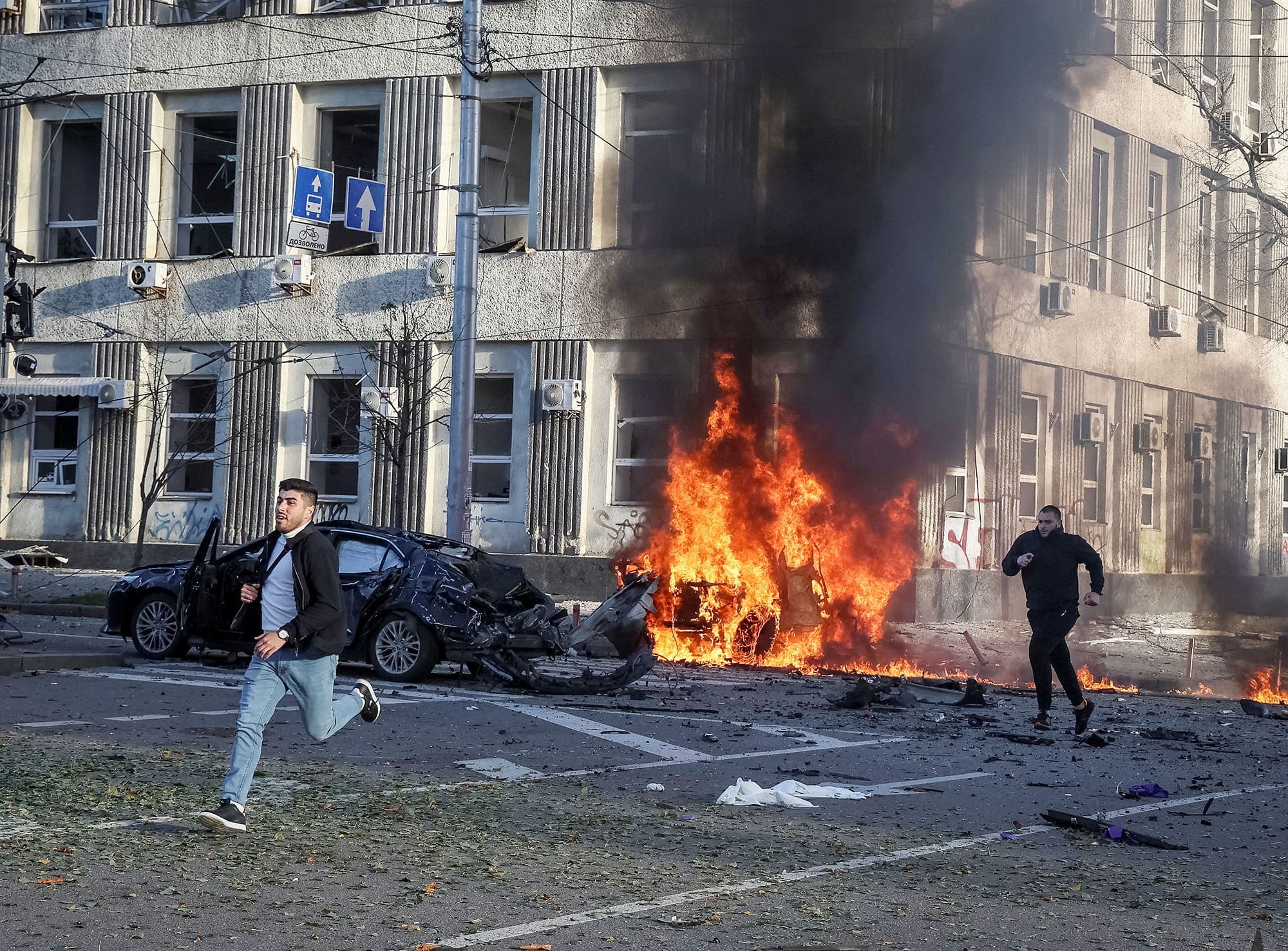 Des résidents de Kyïv prennent leurs jambes à leur cou pour fuir après les bombardements russes de lundi dans la capitale.