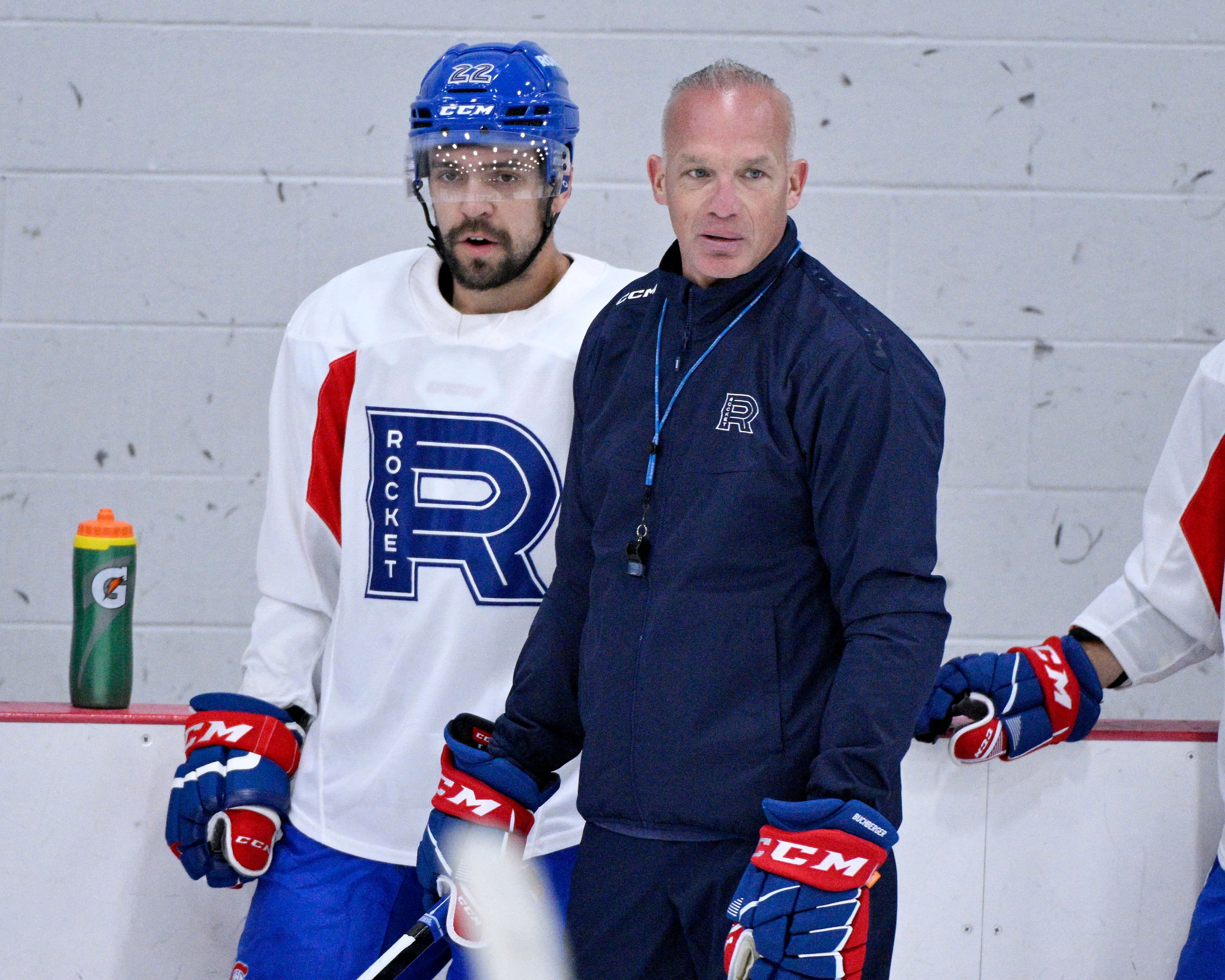 Alex Belzile était en compagnie de Kelly Buchberger, instructeur adjoint avec le Rocket de Laval, mardi.