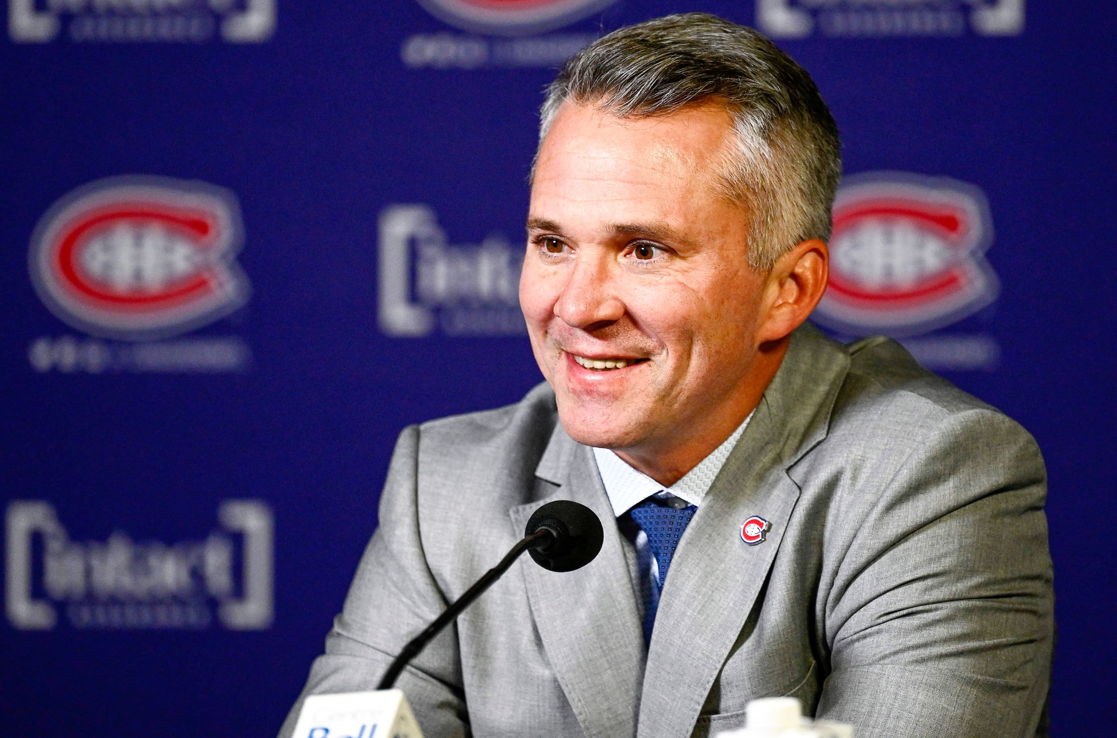 L’entraîneur Martin St-Louis lors de son point de presse après le match inaugural, le 12 octobre.