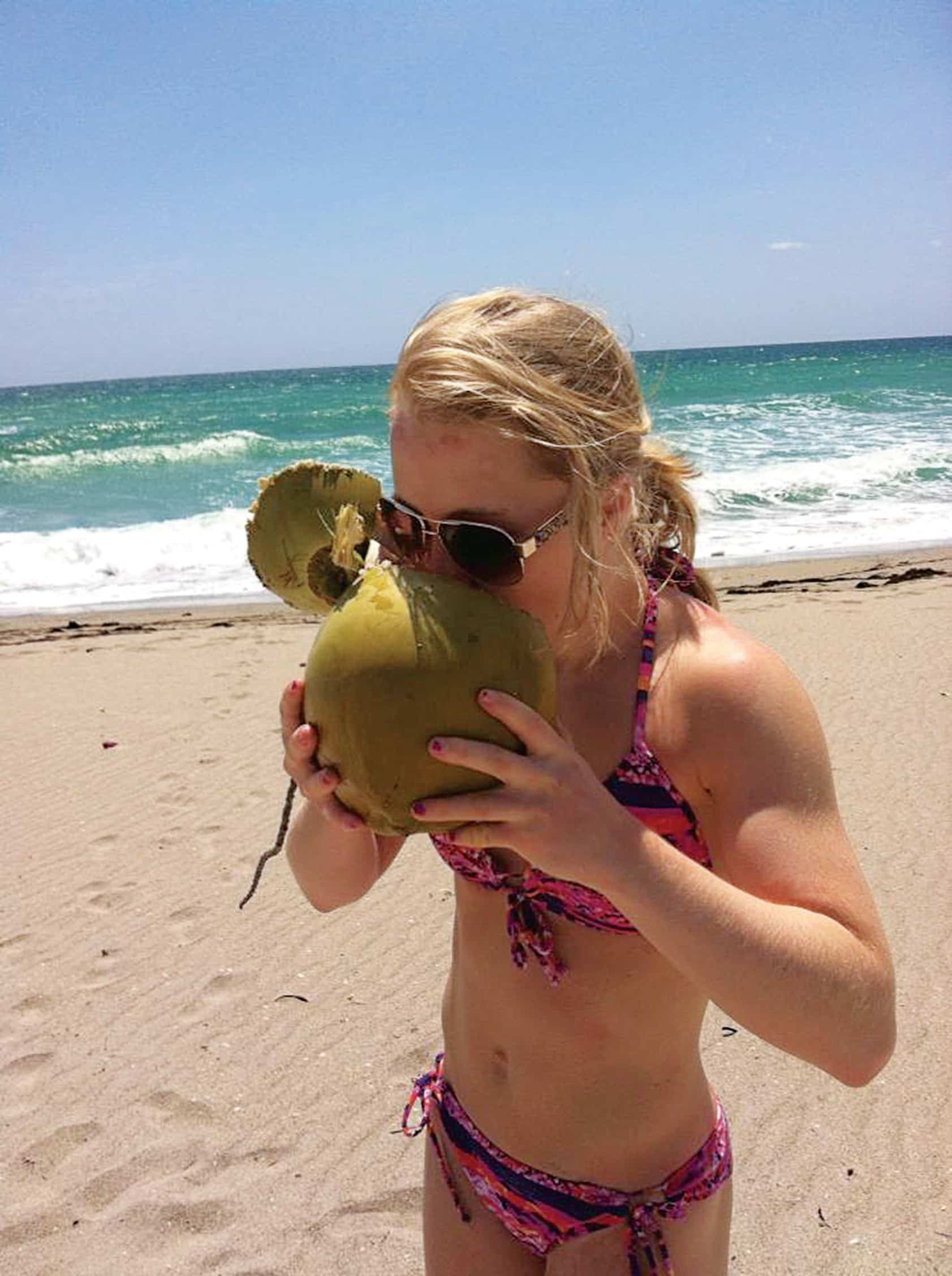 Julianne Séguin tente de profiter du bon temps sur la plage floridienne alors qu’elle doit toujours surveiller son poids.