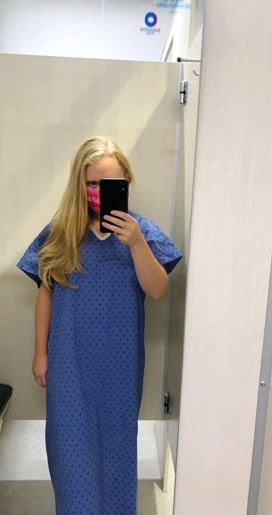 Après sa carrière, Julianne continue à se soumettre à des examens physiques. Cette fois, elle doit passer une imagerie par résonnance magnétique (IRM) du cerveau, deux ans après avoir arrêté de patiner.