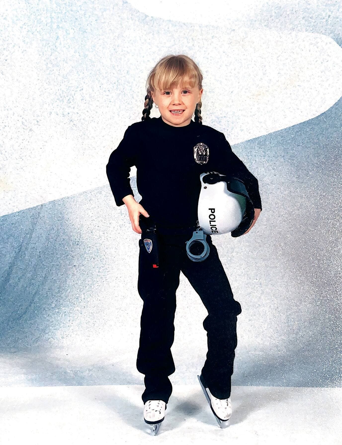 À l’âge de 7 ans, Julianne participe à l’un de ses premiers spectacles en portant un costume policier.