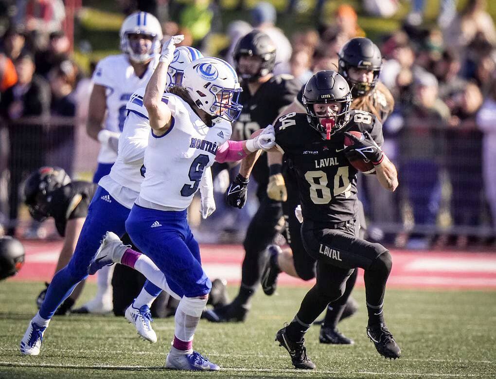 Le demi défensif des Carabins Julien Le Ghéhennec tente de plaquer le receveur de passes du Rouge et Or Mathieu Hudon.