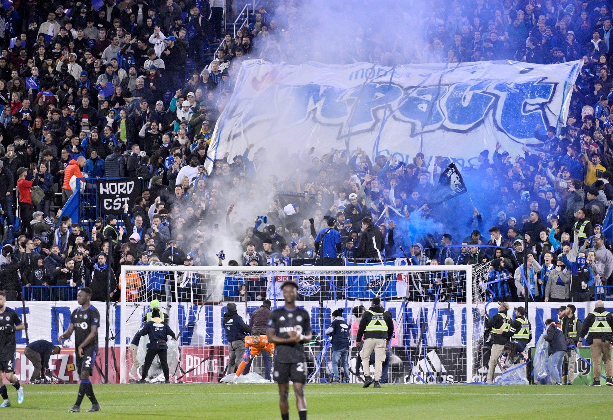L’ambiance était à son comble au Stade Saputo hier pour ce match de séries éliminatoires.