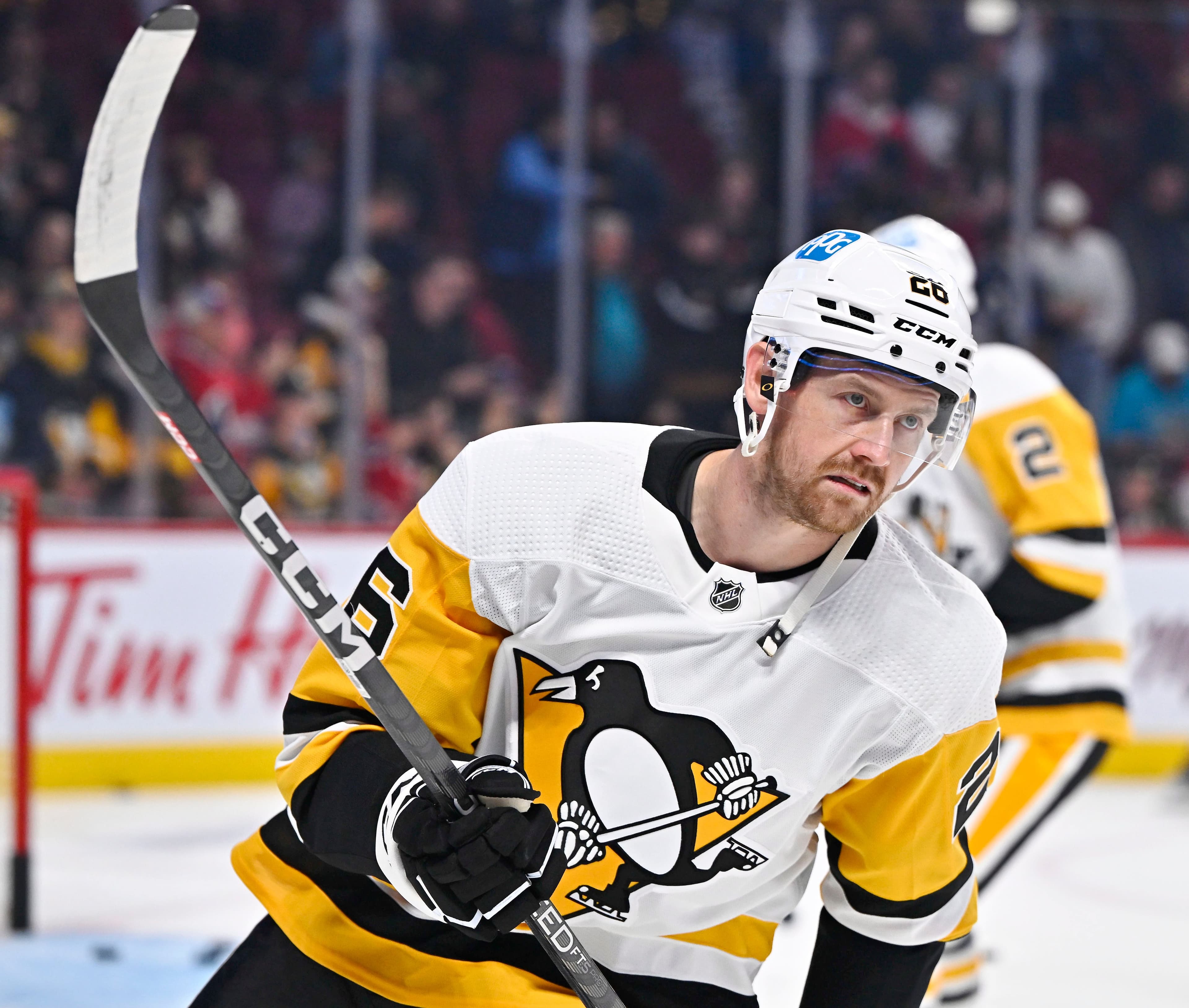 Jeff Petry a sauté sur la glace du Centre Bell dans l’uniforme des Penguins pour la période d’échauffement, lundi, avant d’affronter ses anciens coéquipiers du Canadien.