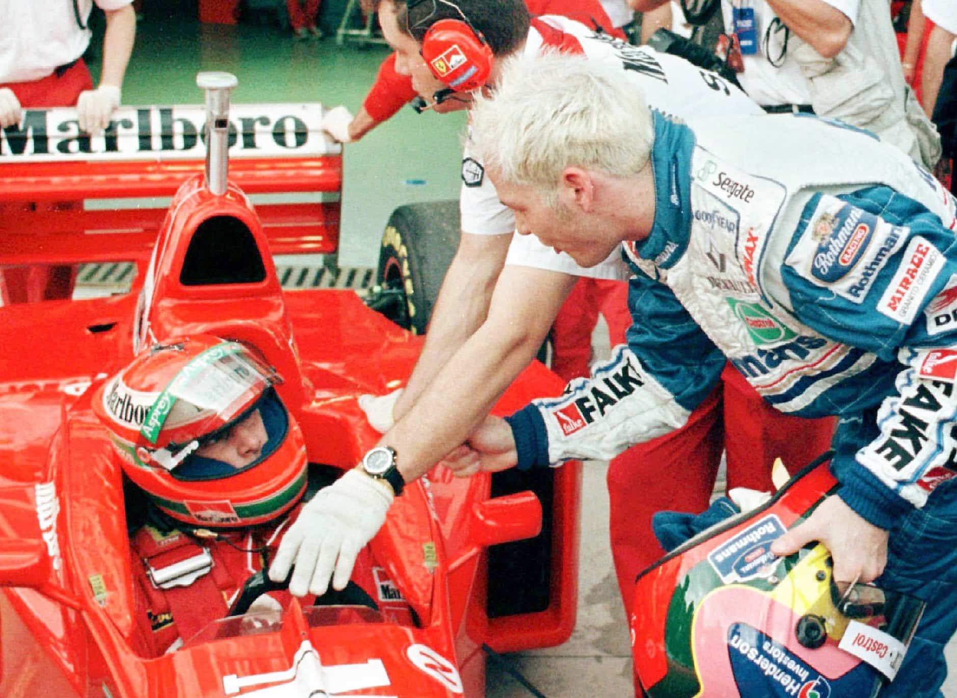 Furieux du comportement d’Eddie Irvine, lors des essais libres précédant la séance de qualifications, Jacques Villeneuve a dit sa façon de penser au coéquipier de Michael Schumacher qu’il a traité… d’idiot.