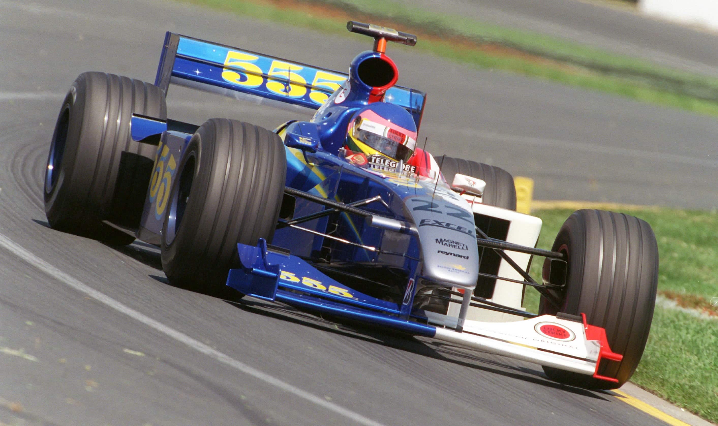 Après avoir quitté Williams, Jacques Villeneuve se retrouve en 1999 au sein de la nouvelle écurie BAR qu’il fondera avec son gérant Craig Pollock. Peu compétitives, les monoplaces auront la seule qualité d’être… originales.