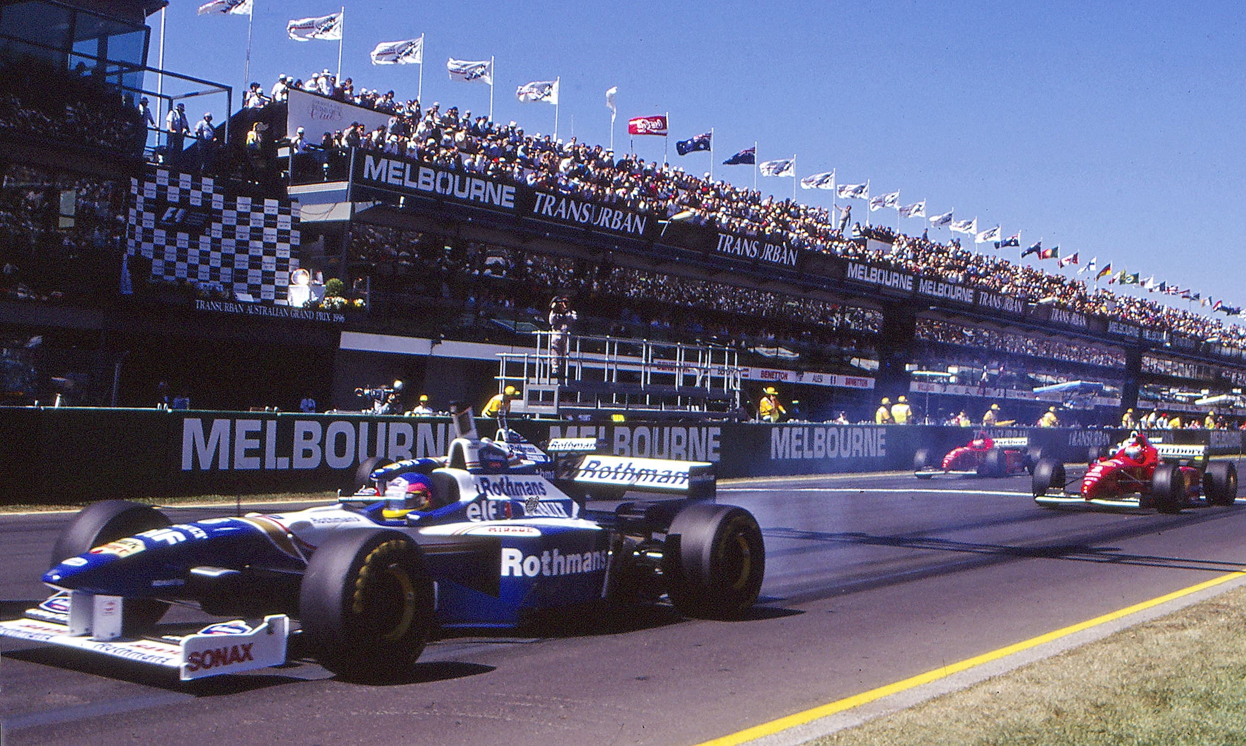 Au premier Grand Prix de sa carrière, en Australie, Jacques Villeneuve s’est élancé de la position de tête devant son coéquipier Damon Hill. Moins d’un an plus tôt, il avait remporté la prestigieuse Classiques des 500 Milles d’Indianapolis.