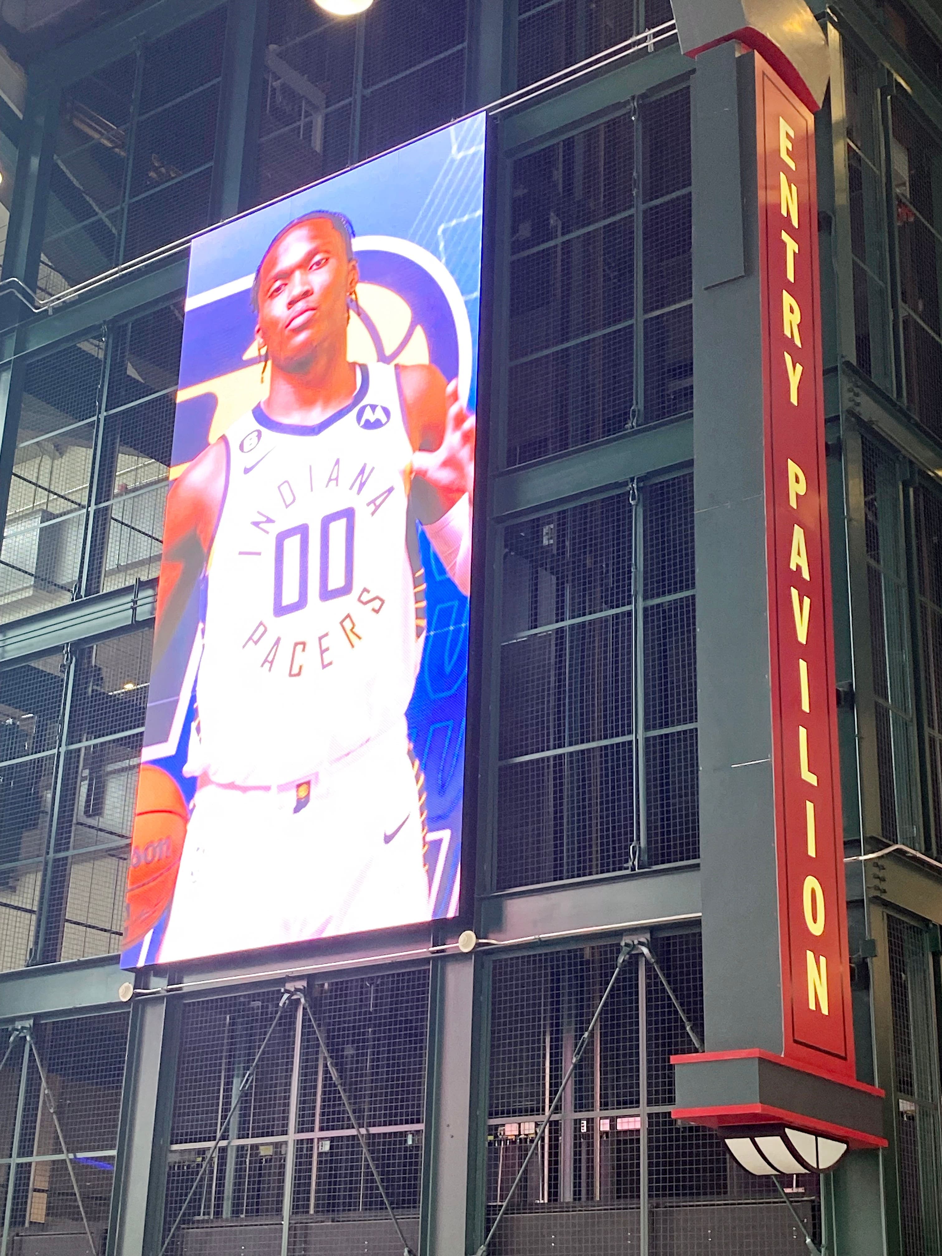 Le Québécois se retrouve sur des affiches au Gainbridge Fieldhouse, domicile des Pacers.